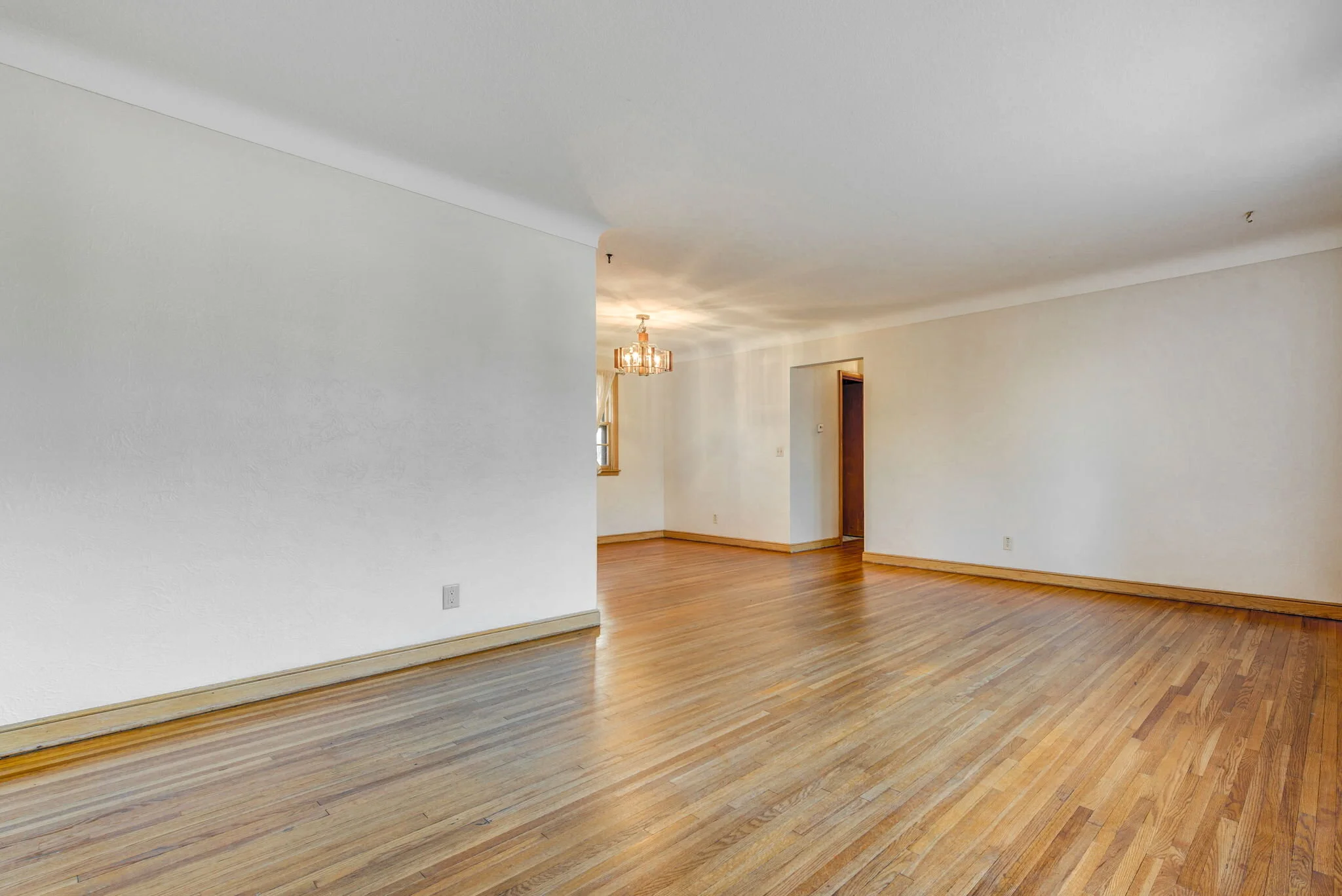 354+County+Road+B2+W+Roseville-5-large-Living+Room.jpg