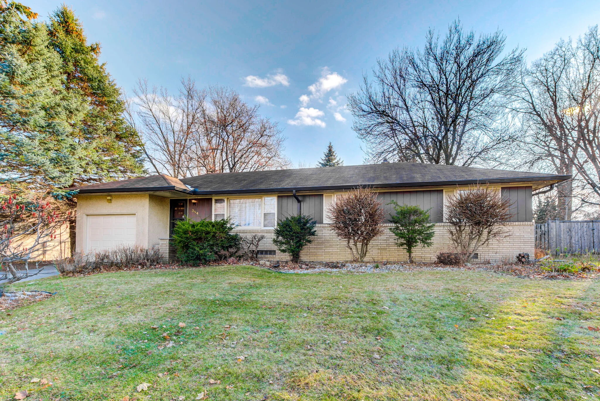  Prime Roseville location!  Enjoy the open living and dining room floorplan, spacious eat-in kitchen, vintage mid century features, and 3 bedrooms on the same level.  The home does need updating however it offers a large fenced backyard, excellent su