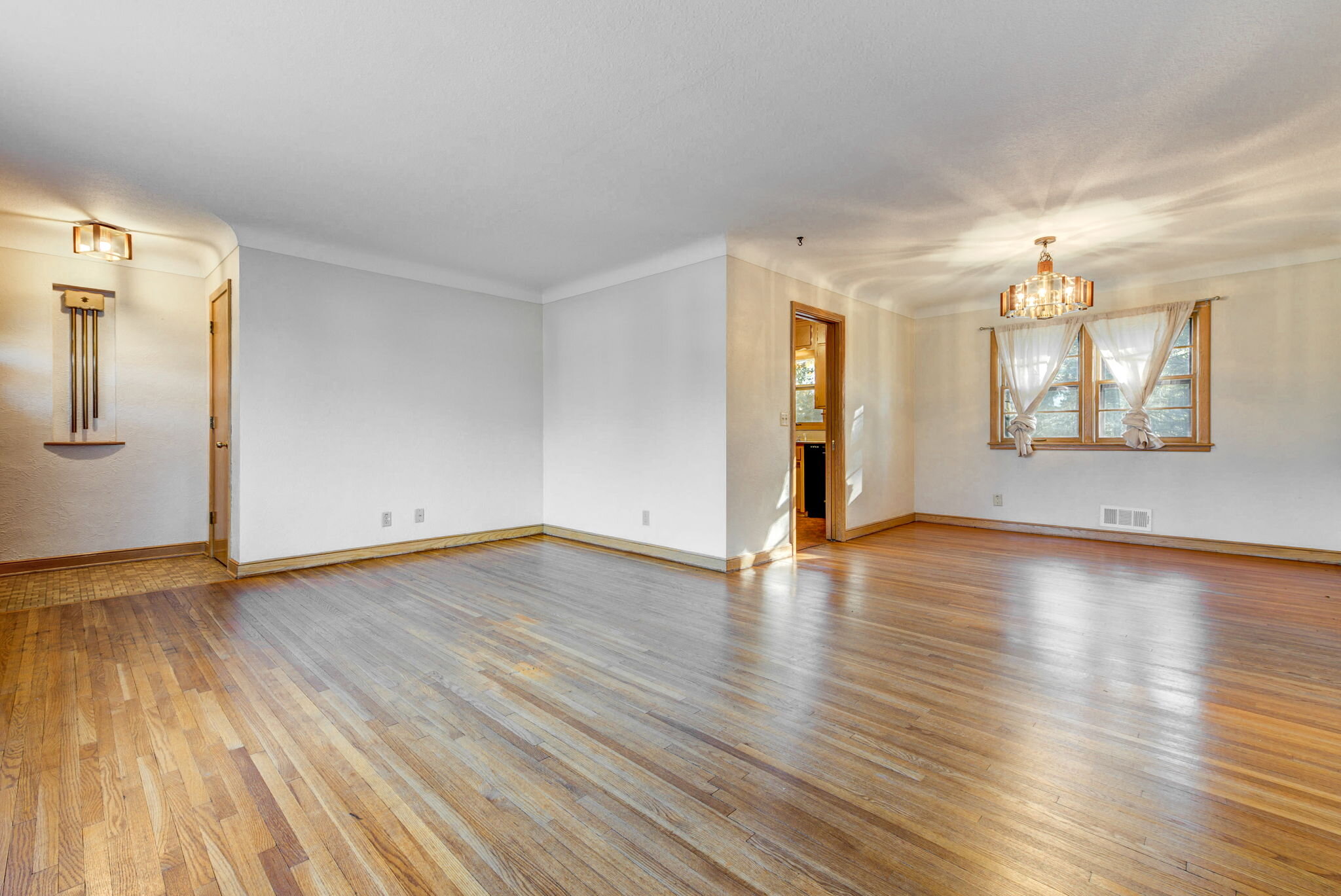 354+County+Road+B2+W+Roseville-4-large-Living+Room%2FDining+Room.jpg