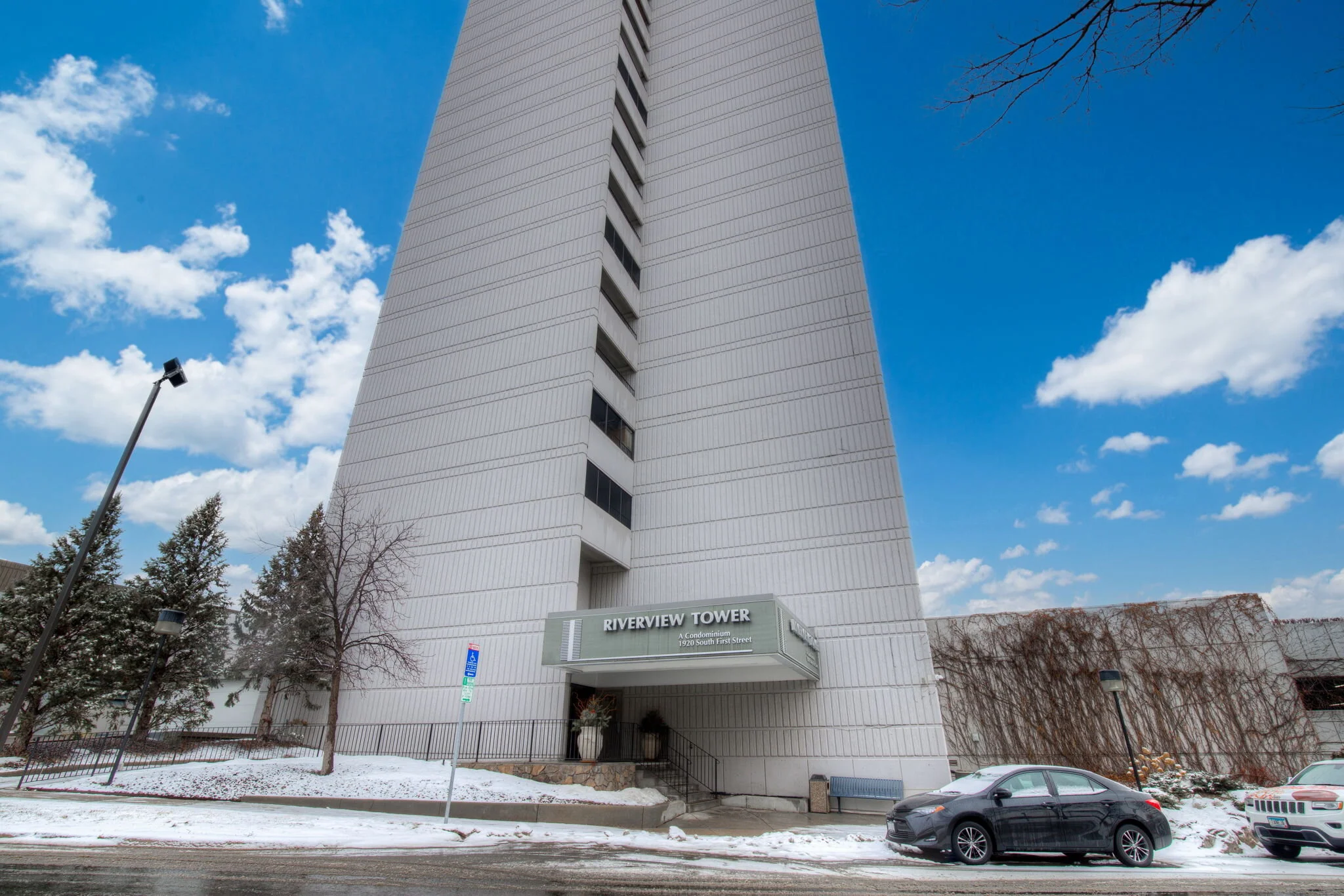  Rare find end unit. Immaculate rare unit offering spectacular panoramic views overlooking the Mississippi River and downtown Minneapolis. Enjoy the breakfast bar are, excellent sunlight exposure, new refrigerator and private master bath. Take advant