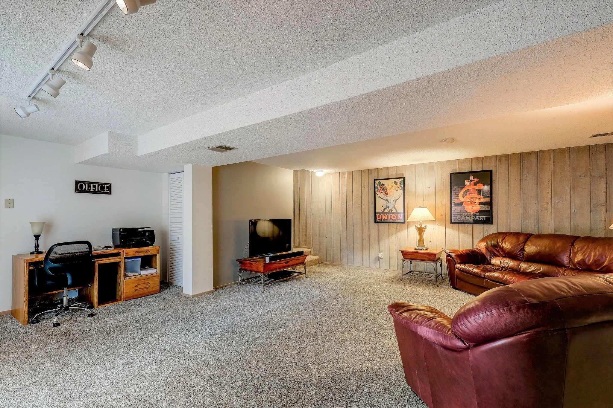 Family room 2.jpg