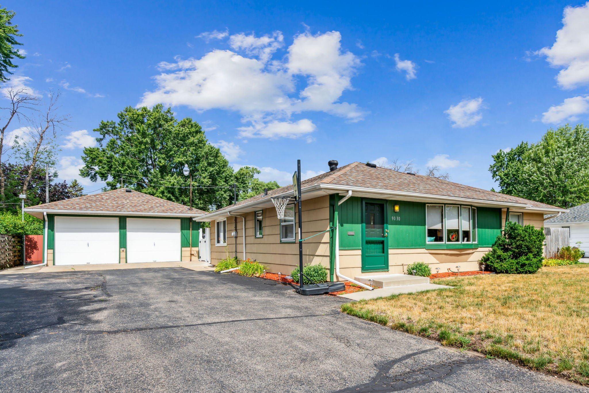  Spectacular rambler offering main floor dining room addition, updated kitchen, lower level family room, 3 bedrooms on the same level and lower level recreation area. There's still time this year to host your pool party with the 16x32 inground pool a