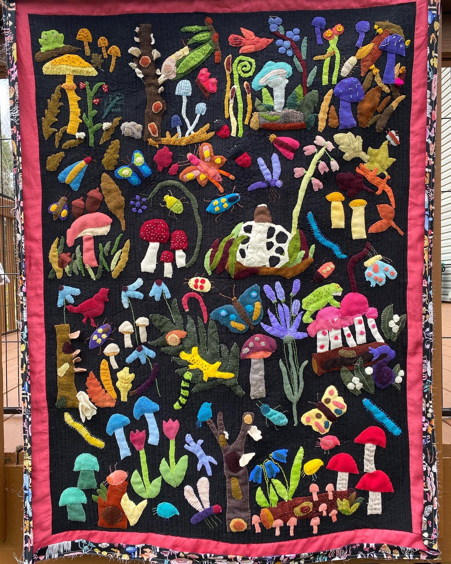 Fascinating mushroom appliqu&eacute; quilt by @deborahmennett Thank you for choosing me for your services. #longarmquilting #longarmquilter #207lq #gammill #gammillquilting #statlerstitcher #mainesmallbusiness #mainequilts #mainequilters #longarmquil