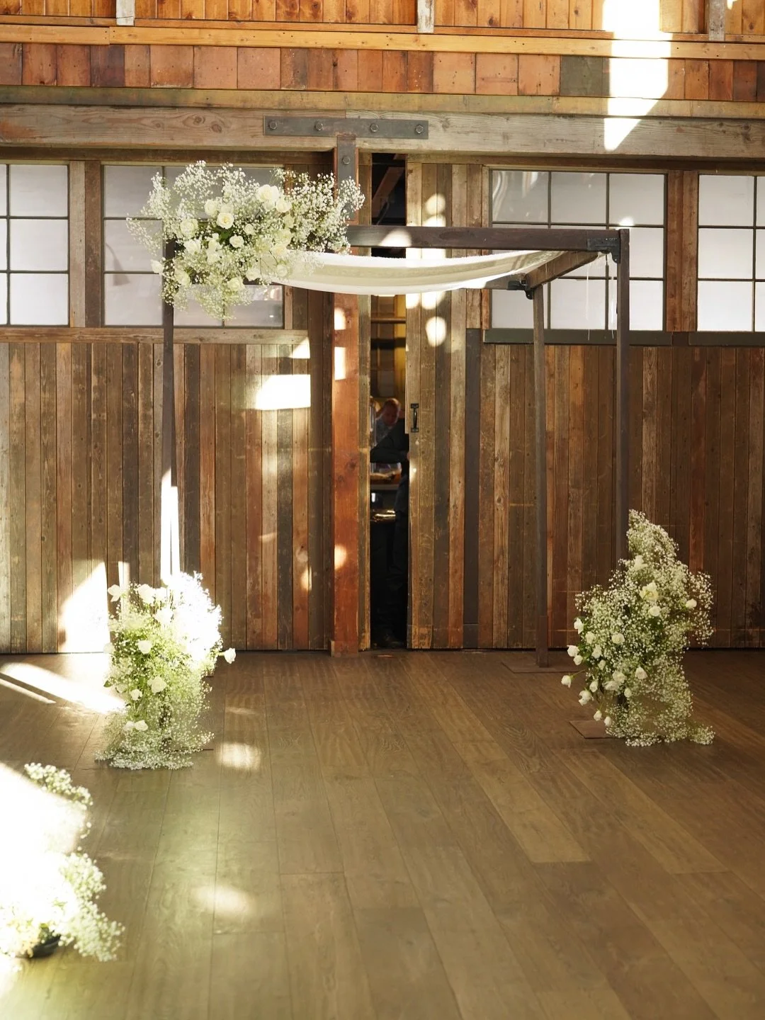 Pretty gorgeous day for Sarah and Eliot! 

To quote Leslie: &ldquo;First we mazel, then we move flowers.&rdquo; 😂🥰

venue: @sodopark 
planner: @laurenledesmaevents 
flowers: @diademflowerco
floral assistants: @lbkilby @lesliedperson 
these images: 