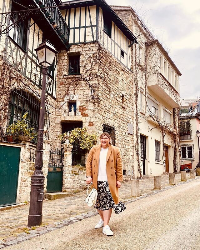 Dreaming of the day when I can go back to my happy place... ✈️🇫🇷&hearts;️⠀
.
.
.
.
.
.
#ootd #beautyatanysize #plussizefashion #seattleblogger #styleoftheday #streetstyle #lookbook #outfitinspo #mylook #plussizeblogger #beautybeyondsize #whatiwore 