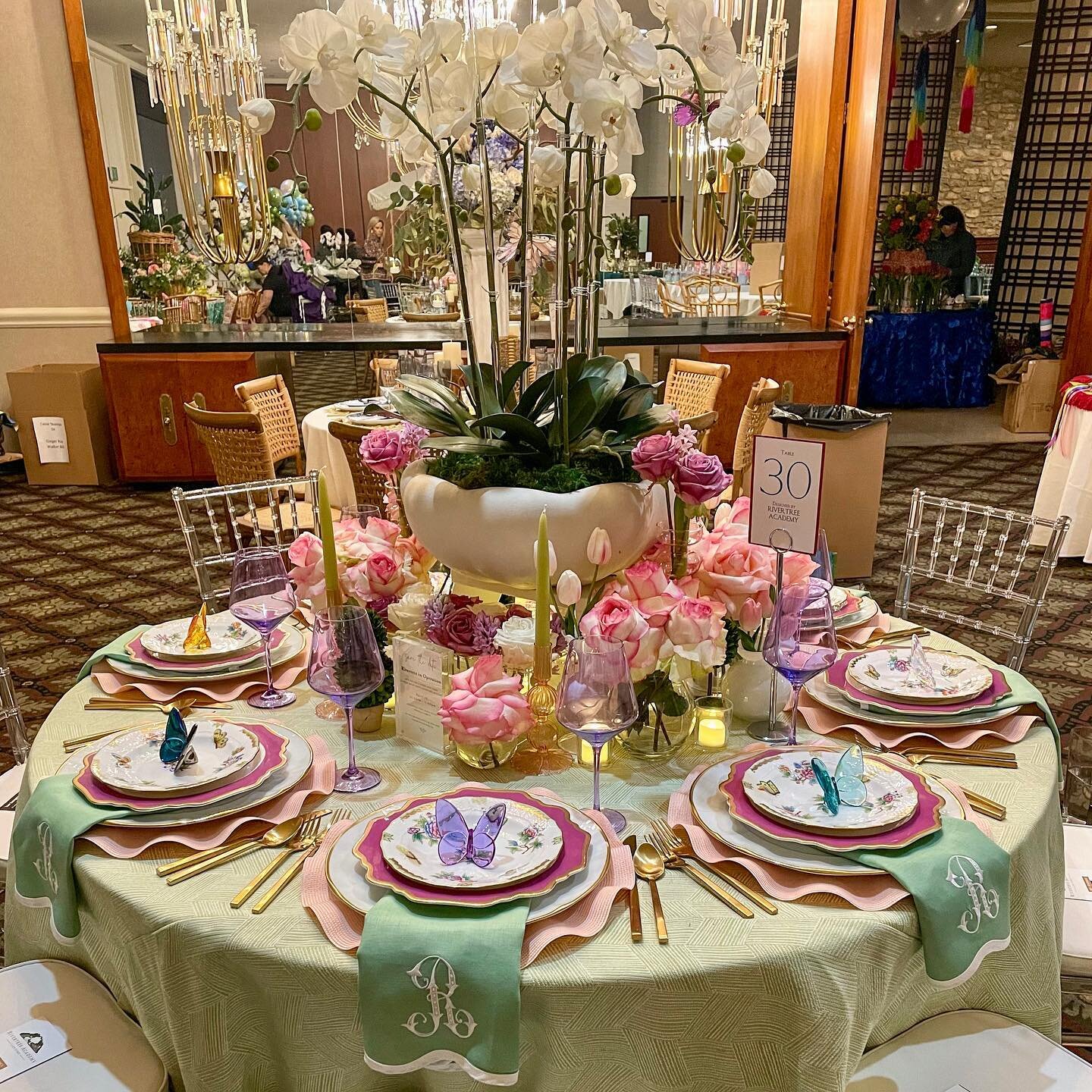 Thank you to the lovely @katiefmyers and @lkstarnes for decorating this beautiful table for Design Inspirations!! Your vision represented Rivertree so joyfully!