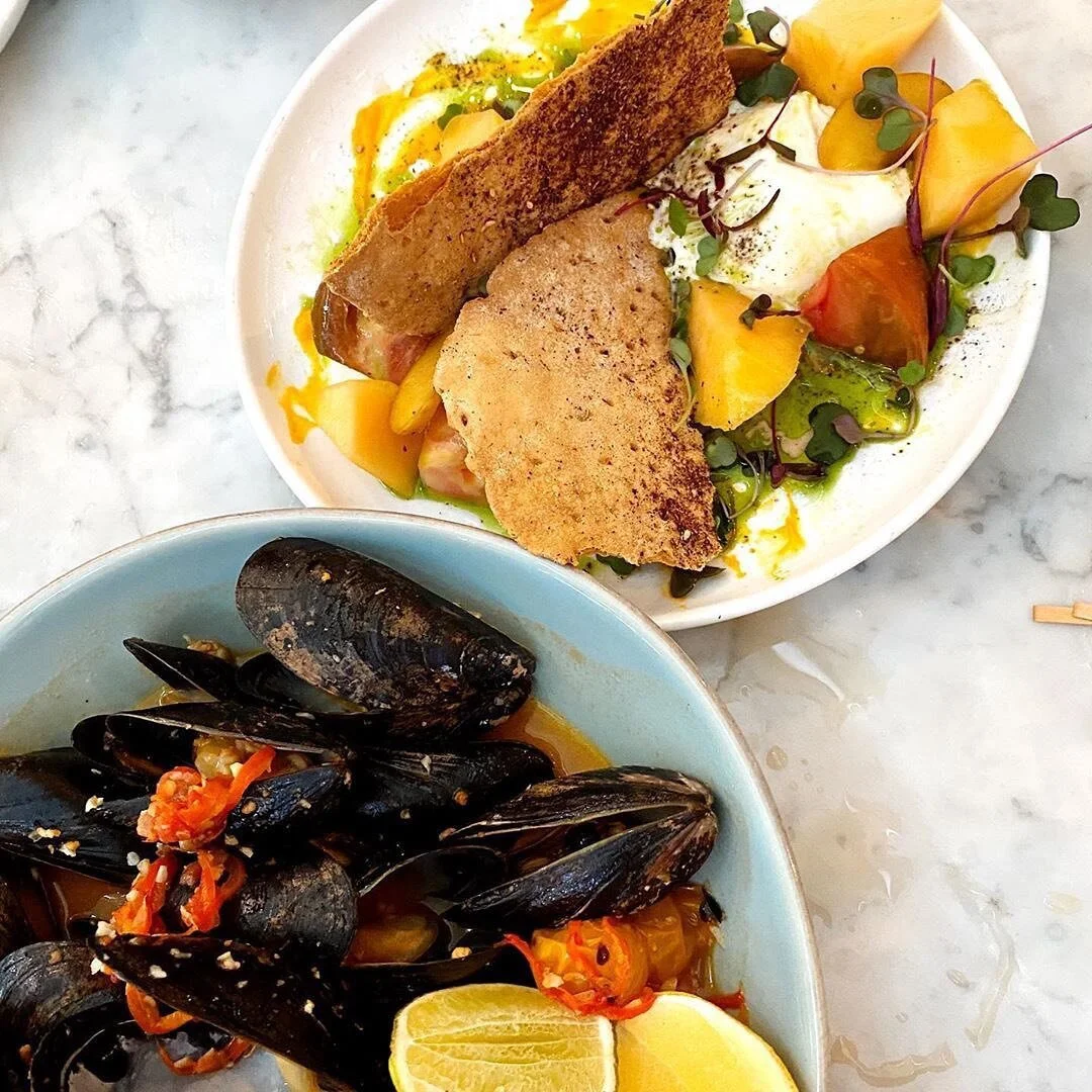 Rain or shine! Steam Dutch Harvested Mussels with blistered tomato, pancetta and pita and our Burrata and Heirloom salad. 
📸: @eatingwithjaneb