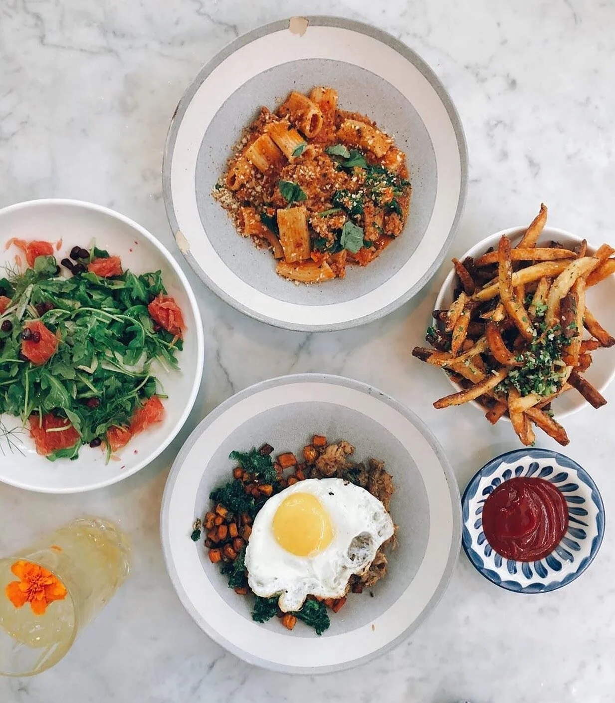 Brunch&mdash;the one meal where you can get eggs AND pasta. 
📸: @retaleighate