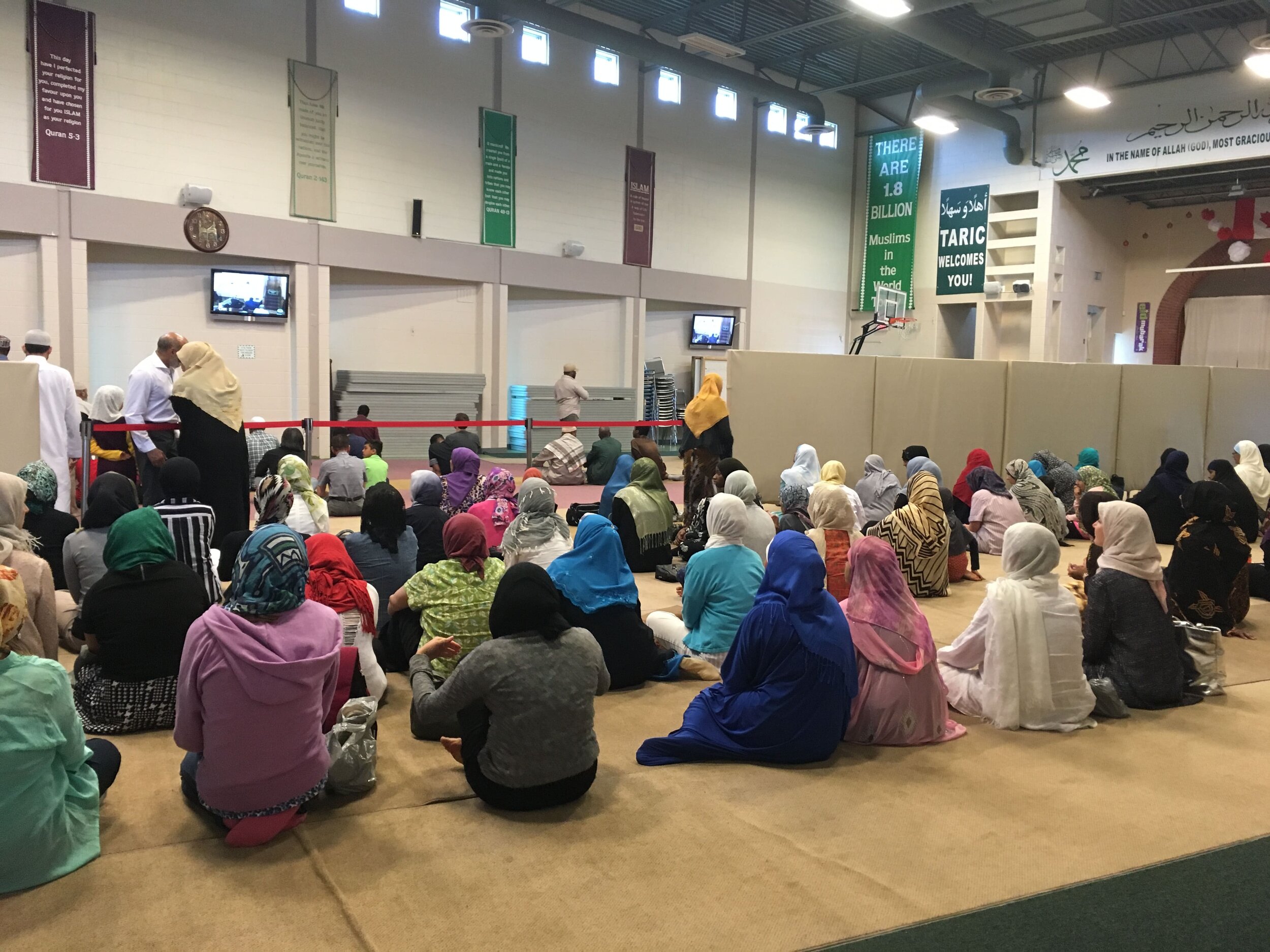 Sitting for prayer in a mosque