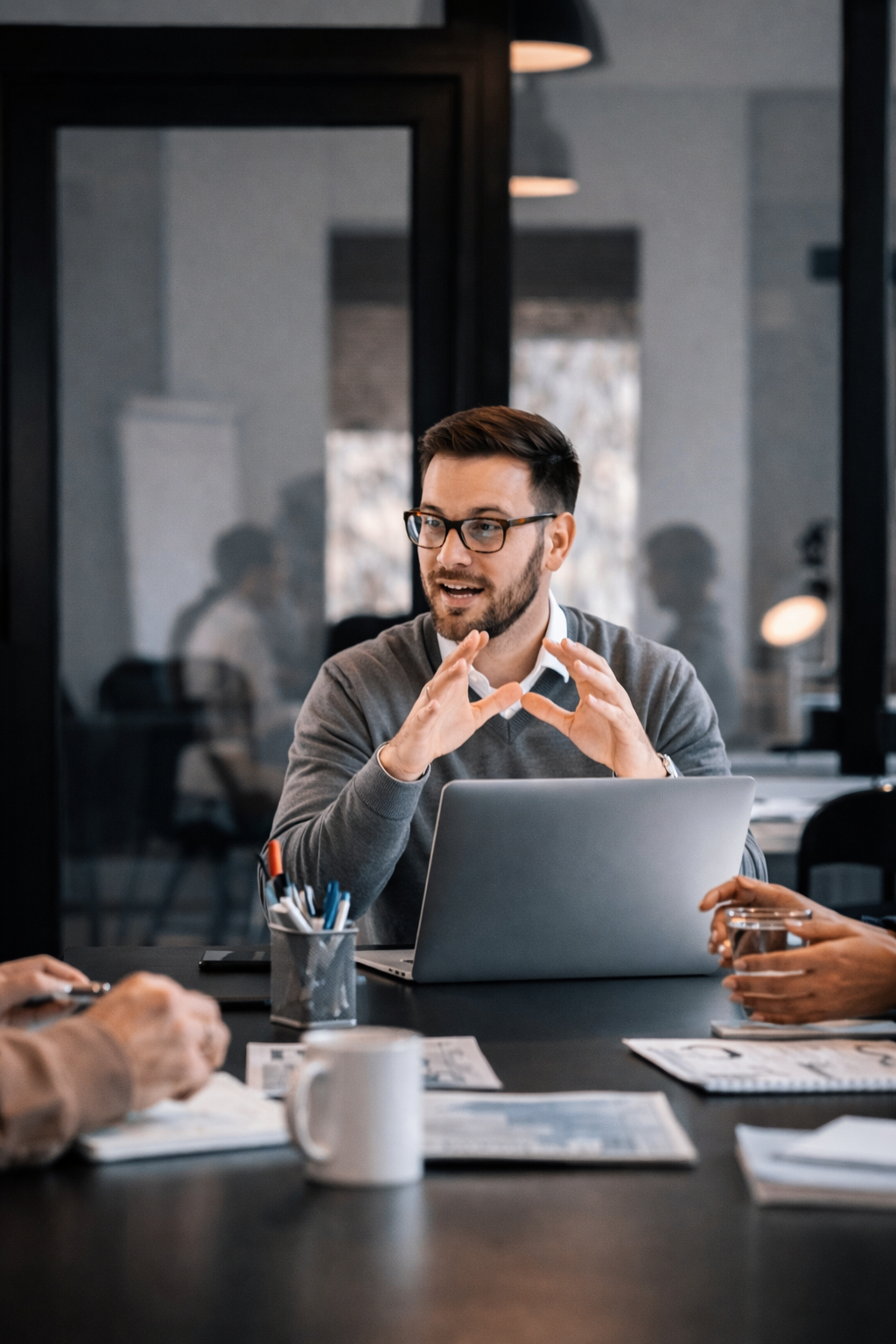 Behavioral health clinician consulting patient via telehealth