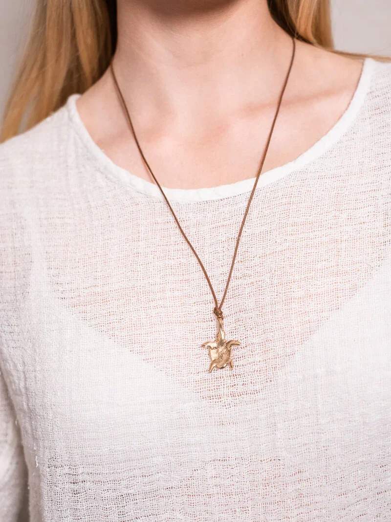 pesci-che-volano-lentezza-pendant-turtle-necklace.webp