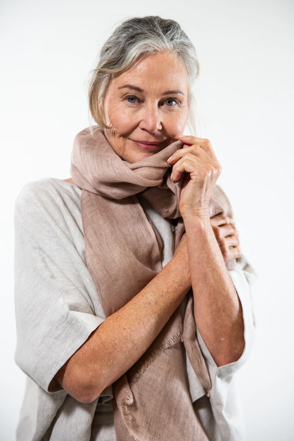 evas-sunday-linen-gauze-scarf-cappuccino.webp