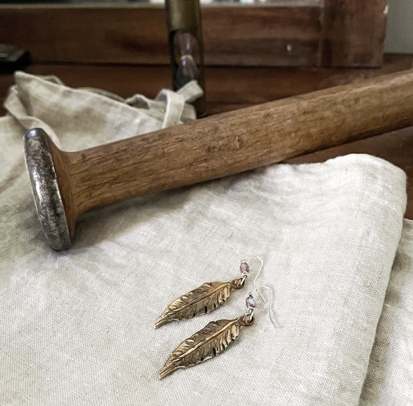 feather-earrings-bronze.png