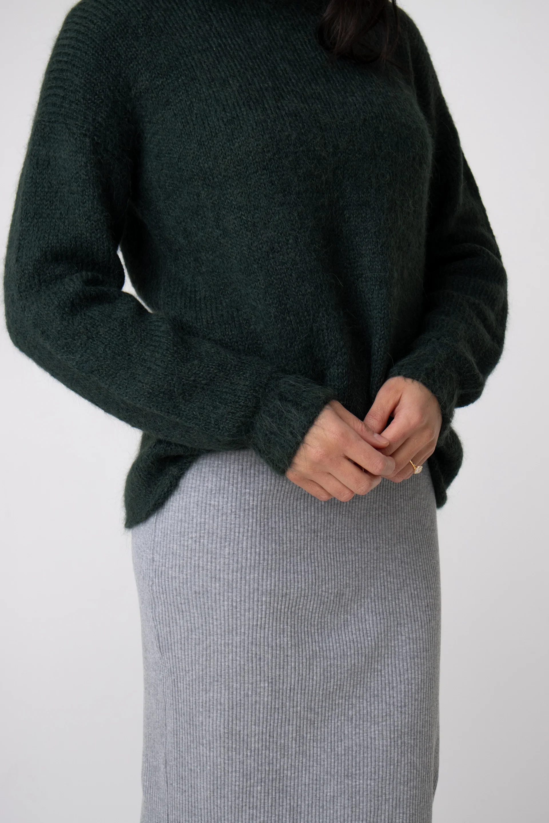 la-sierra-maha-suri-alpaca-jumper-forest-green-jumper.webp