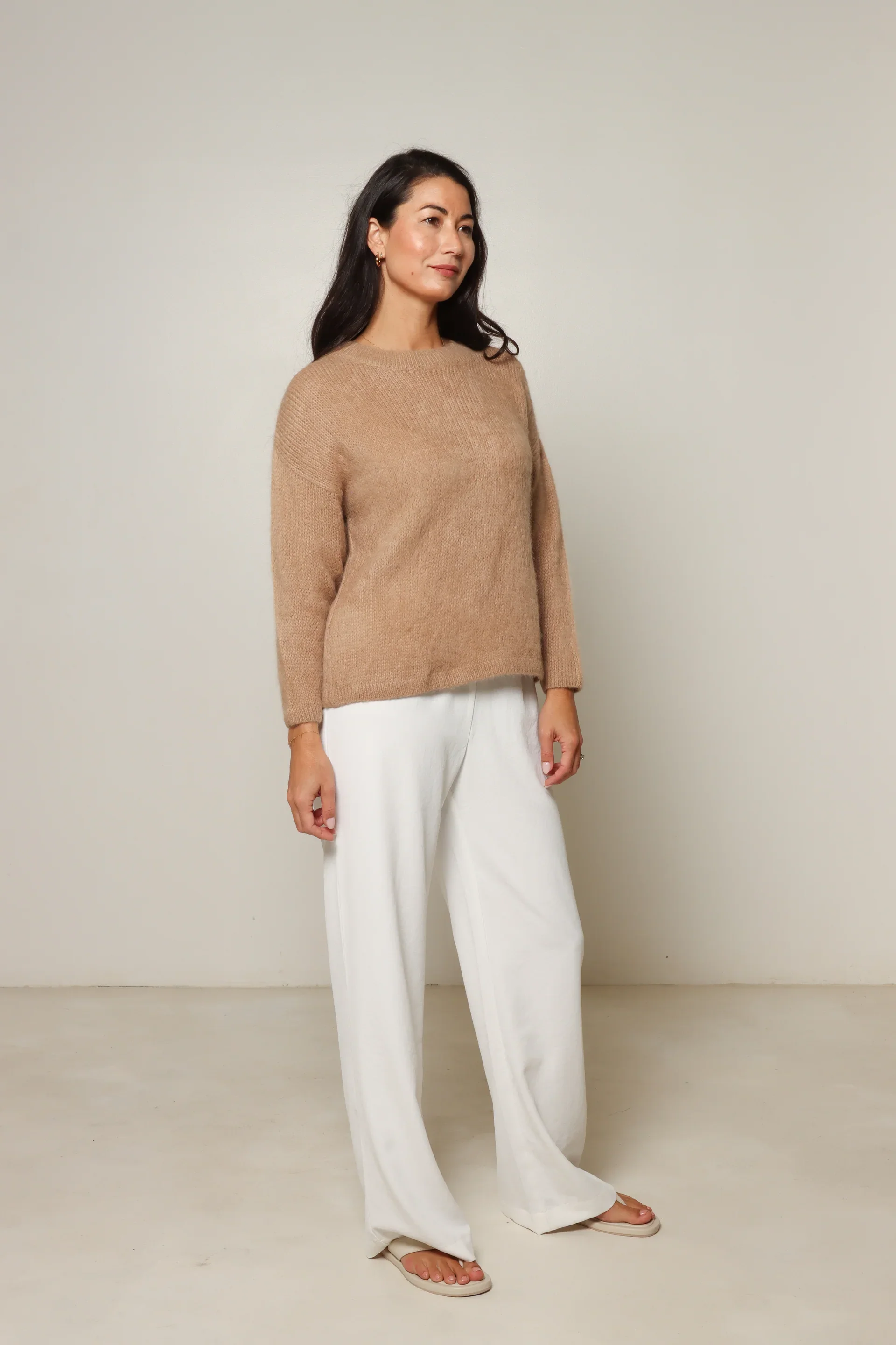 la-sierra-suri-alpaca-crew-neck-jumper-beige-albury.webp