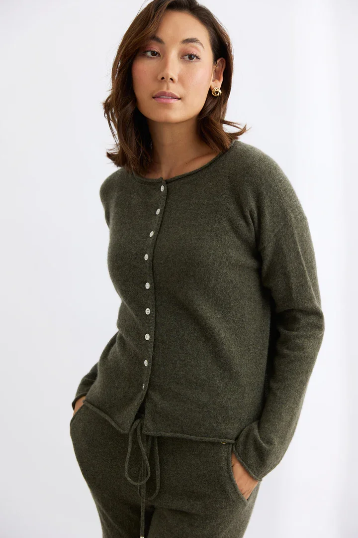 Mia-Fratino-19115-Pure-Reversible-Button-Cardi-Military-green-cashmere.webp