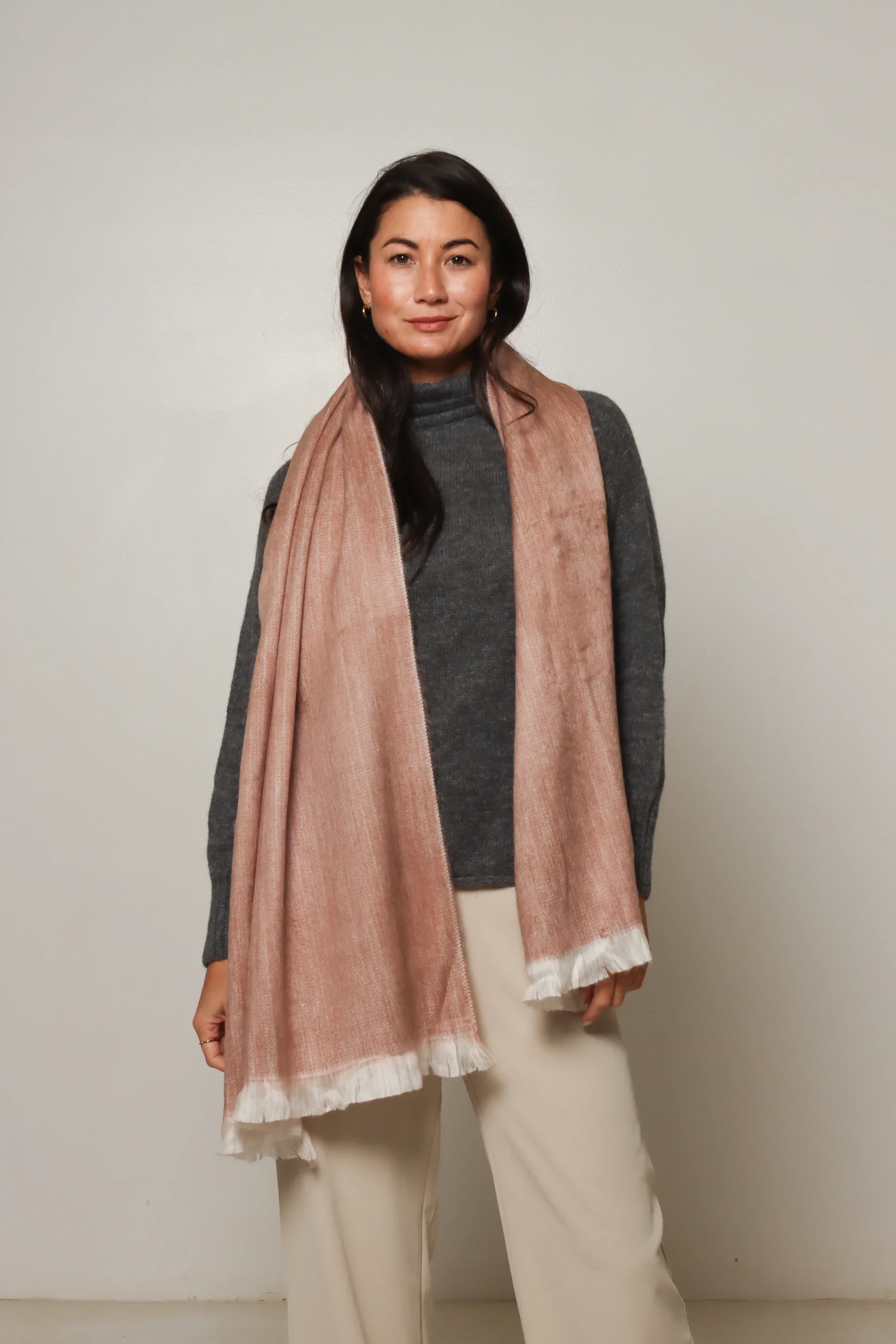 la-sierra-classic-alpaca-scarf-rose-gold.webp