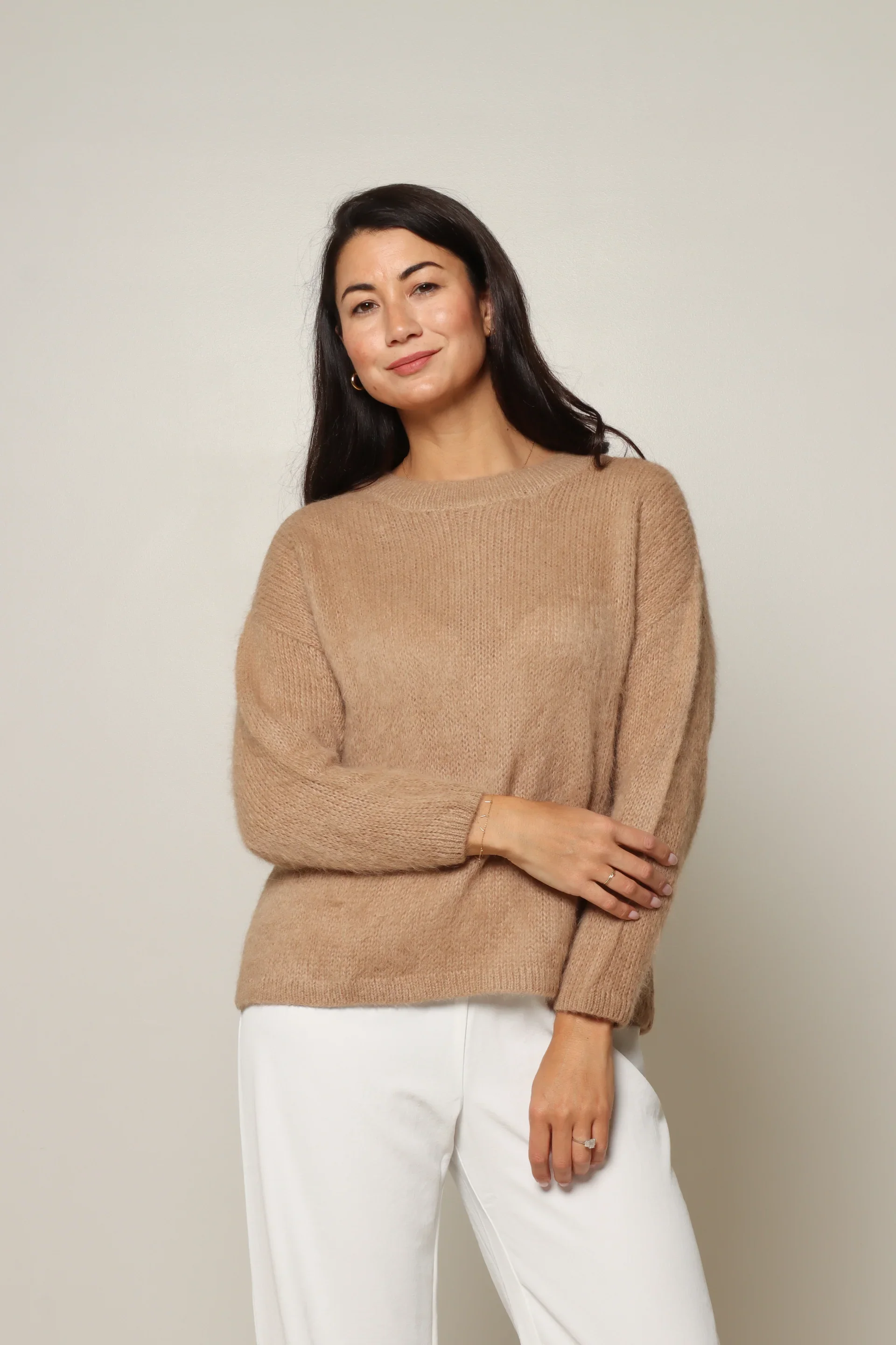 la-sierra-suri-alpaca-crew-neck-jumper-beige.webp