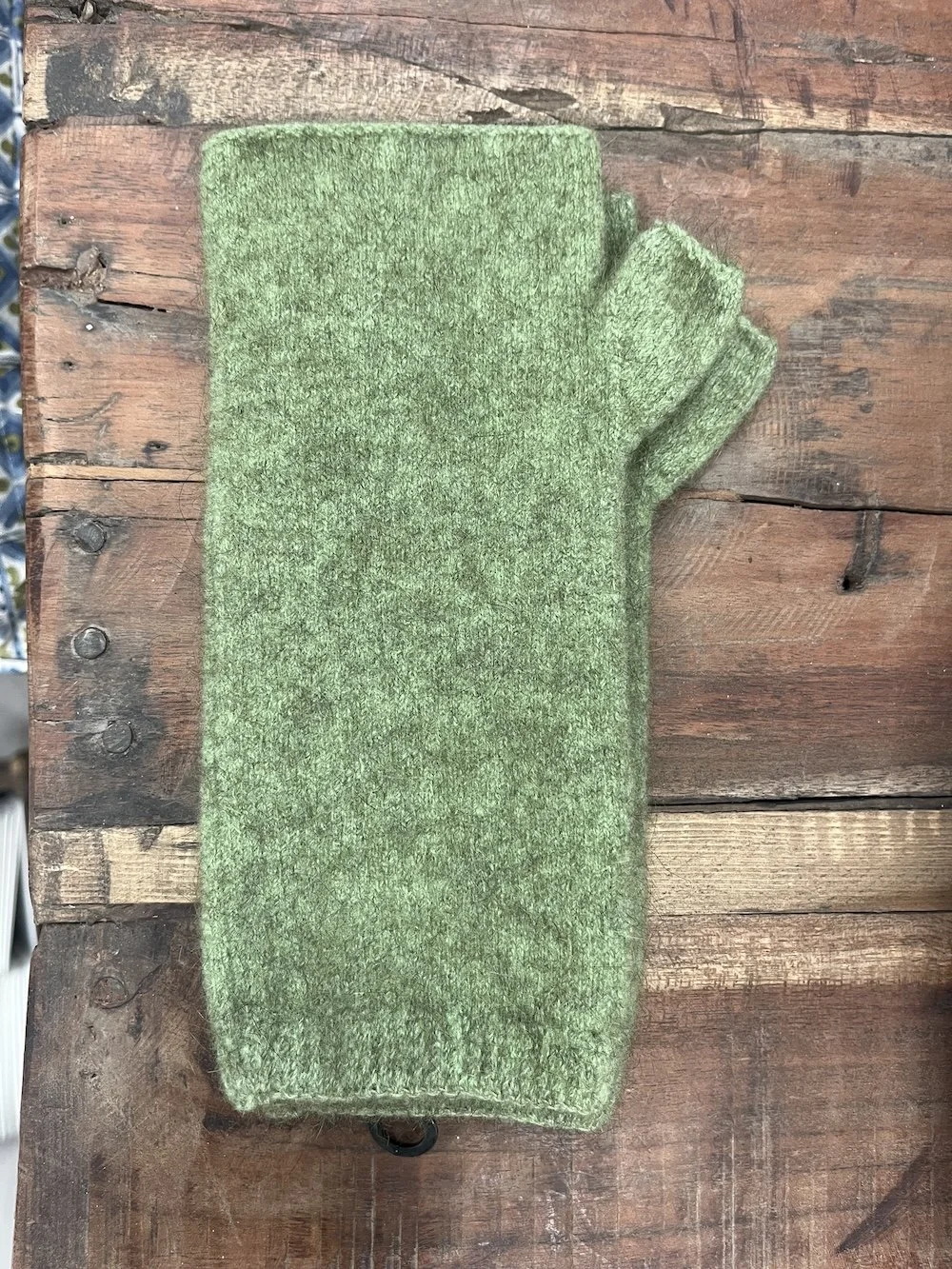 Possum Merino Wrist warmers - Pistachio