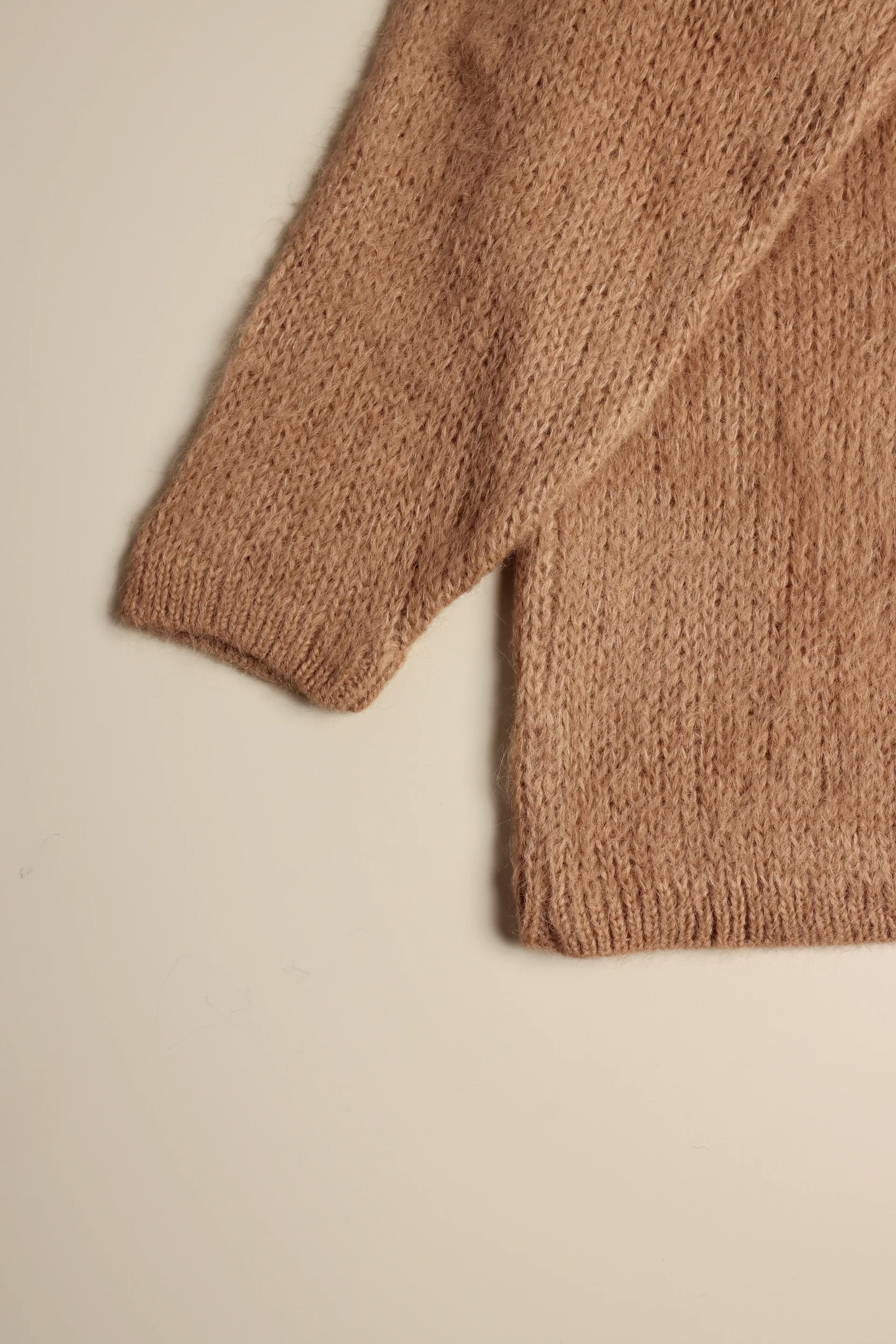 la-sierra-suri-alpaca-crew-neck-jumper-beige-sweater.webp