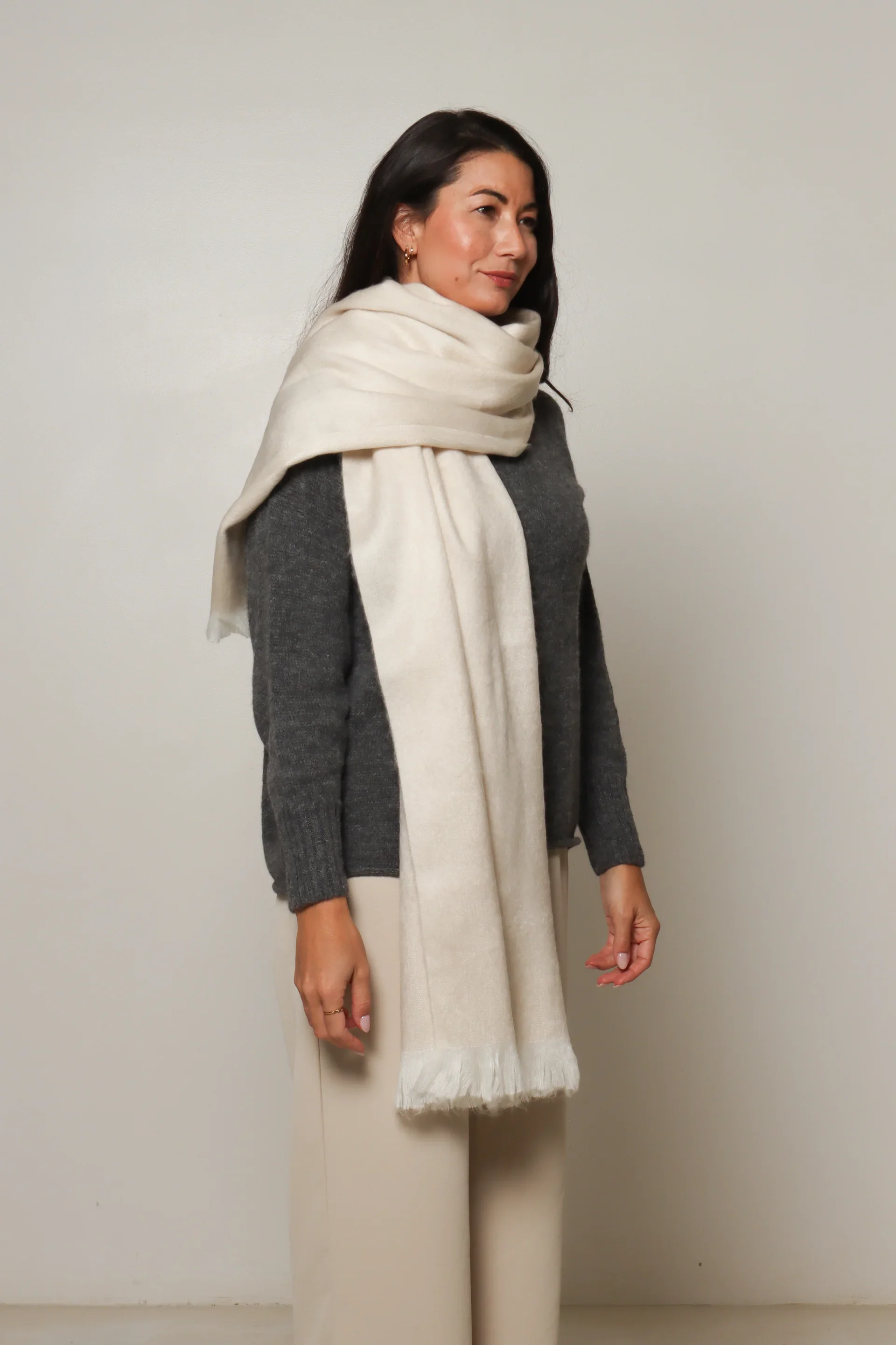 la-sierra-classic-alpaca-scarf-cream-albury.webp