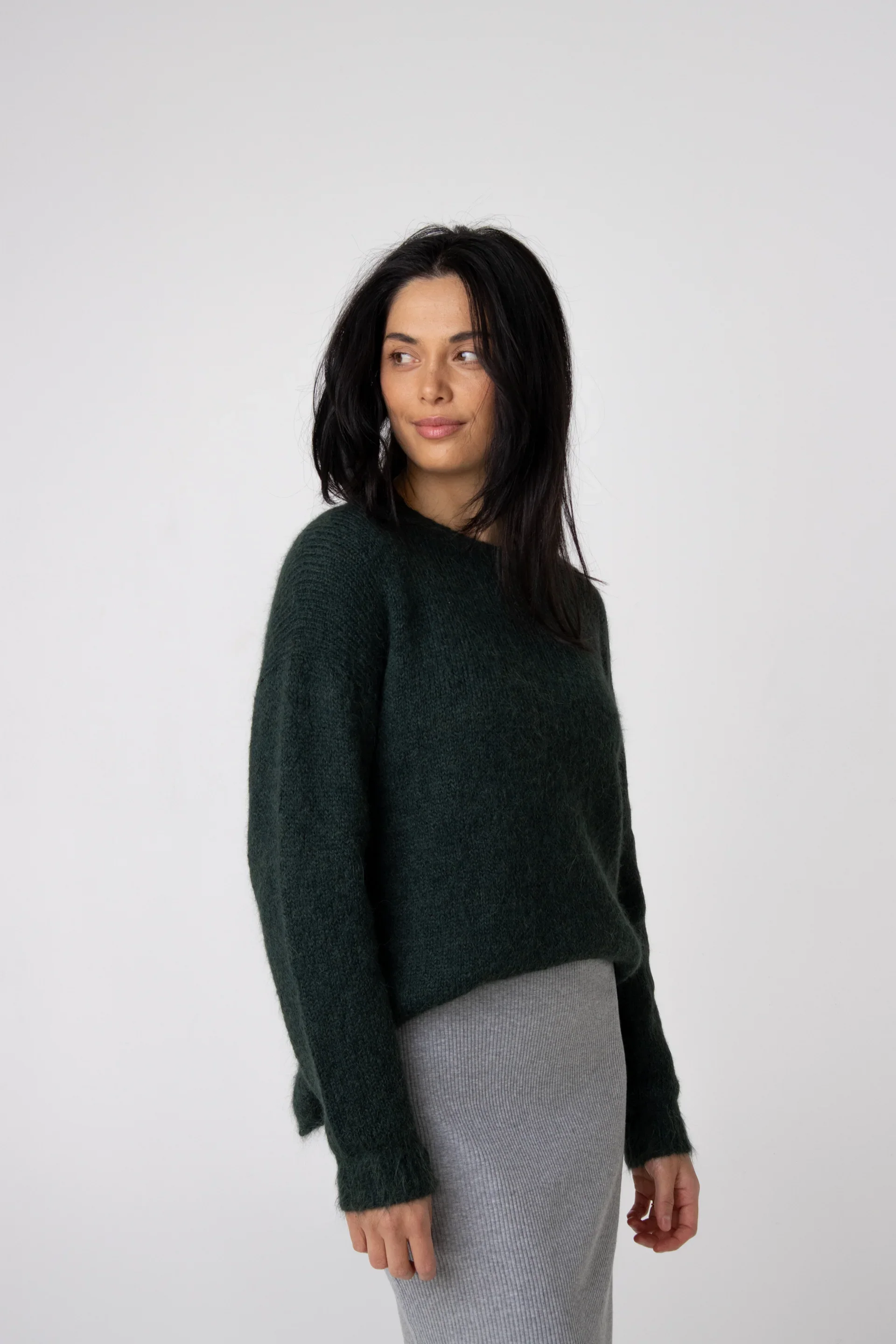 la-sierra-maha-suri-alpaca-jumper-forest-sweater.webp