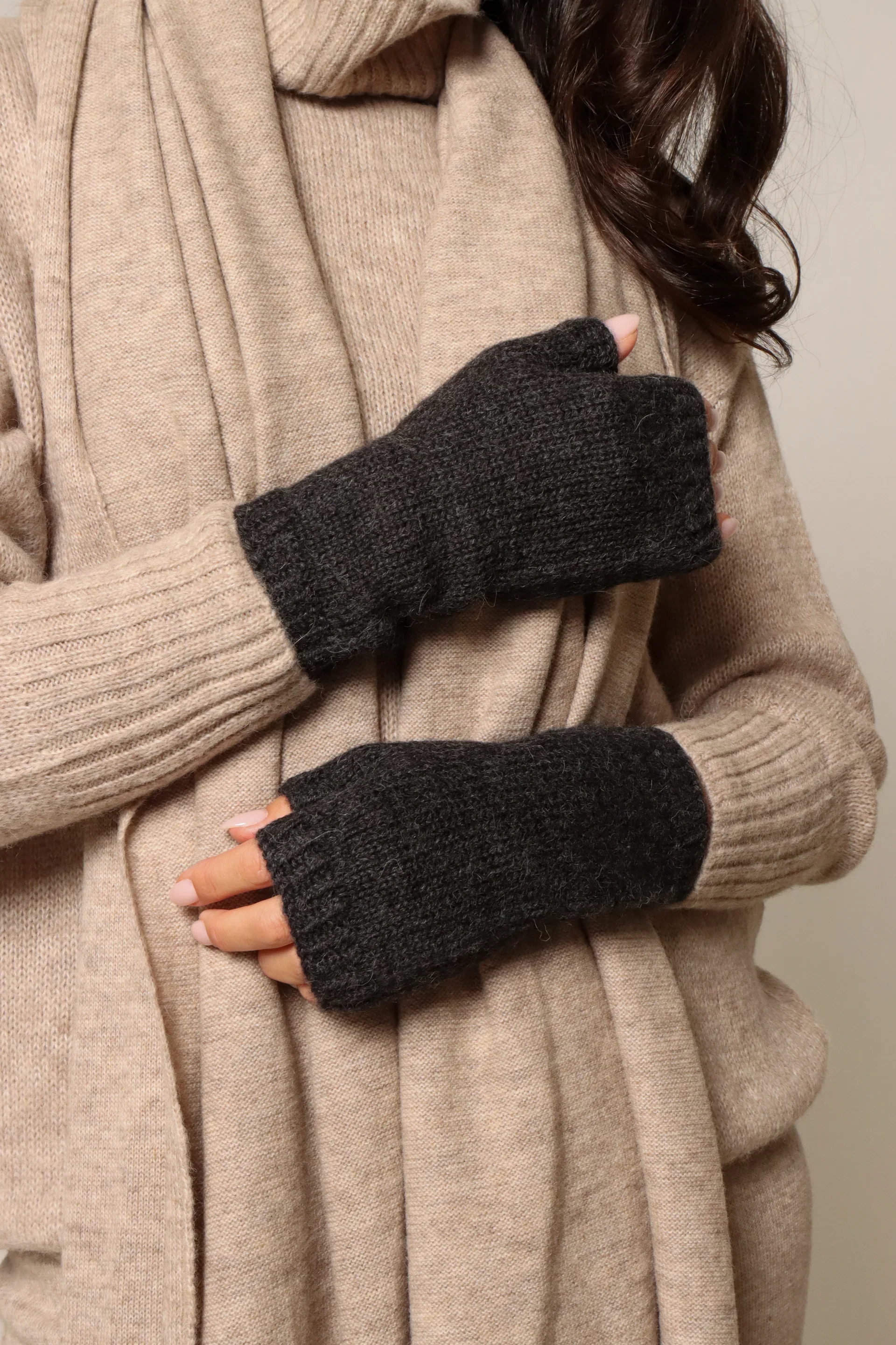 la-sierra-long-alpaca-mittens-charcoal.webp