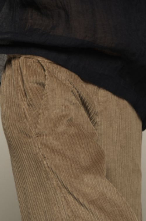 Muse-Sanne-cords-caramel-closeup.png