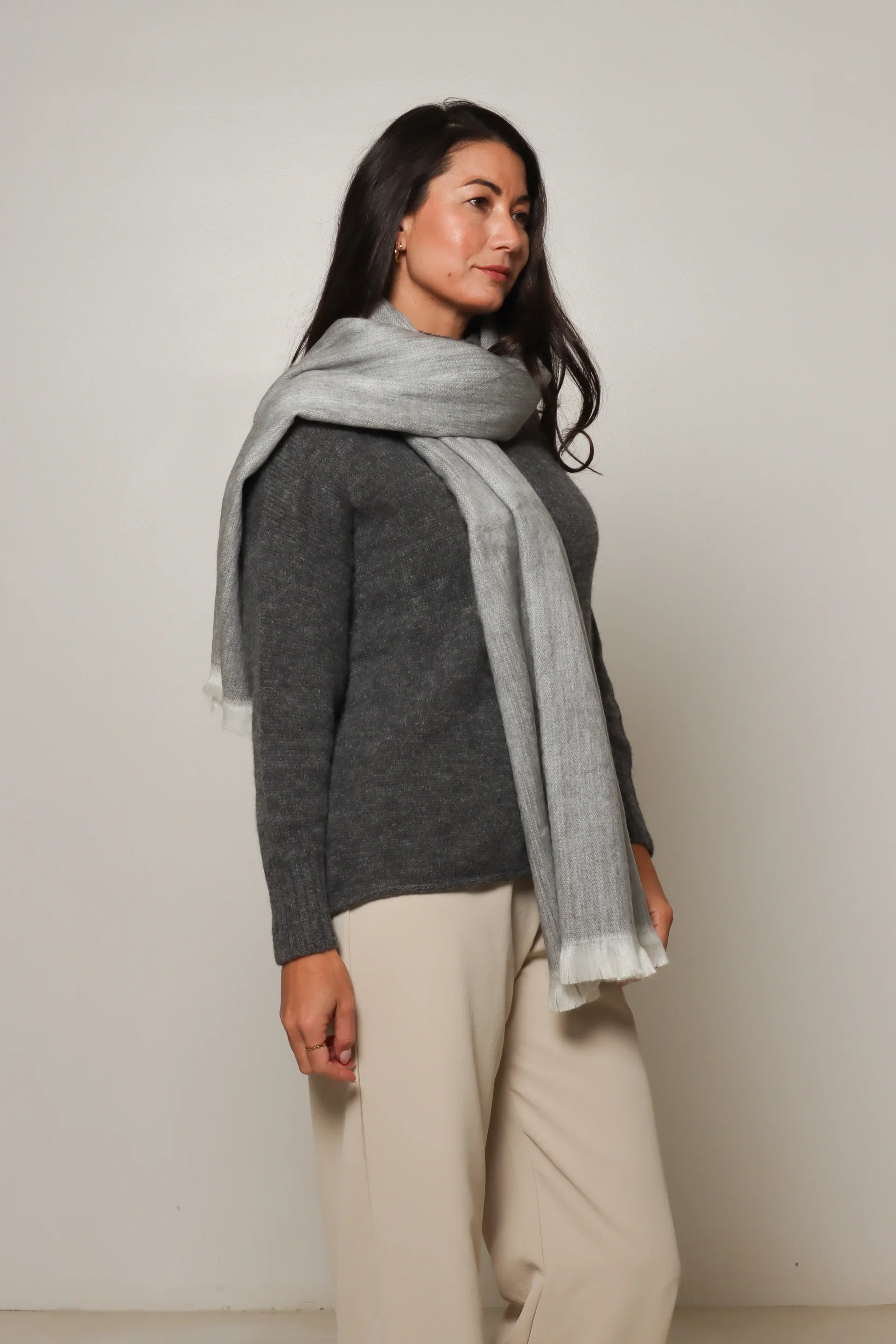 la-sierra-classic-alpaca-scarf-grey-albury.webp