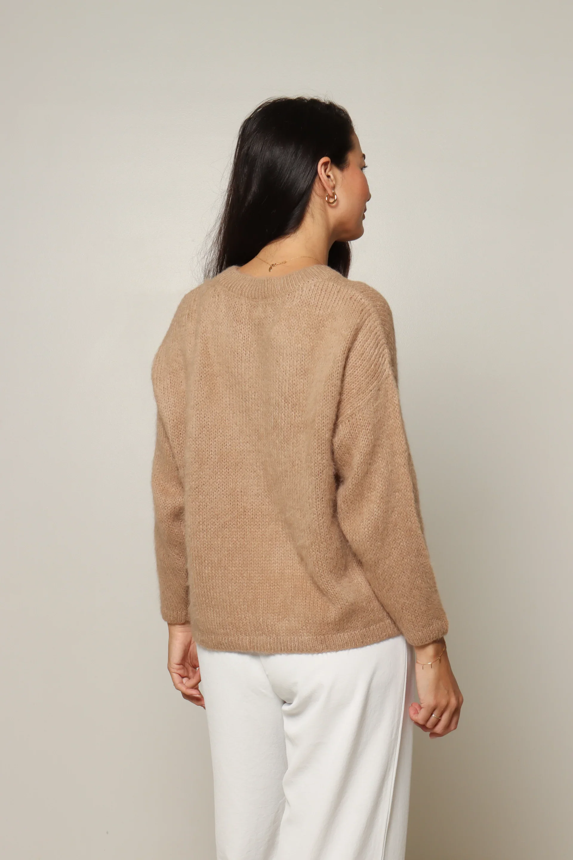 la-sierra-suri-alpaca-crew-neck-jumper-beige-yackandandah.webp