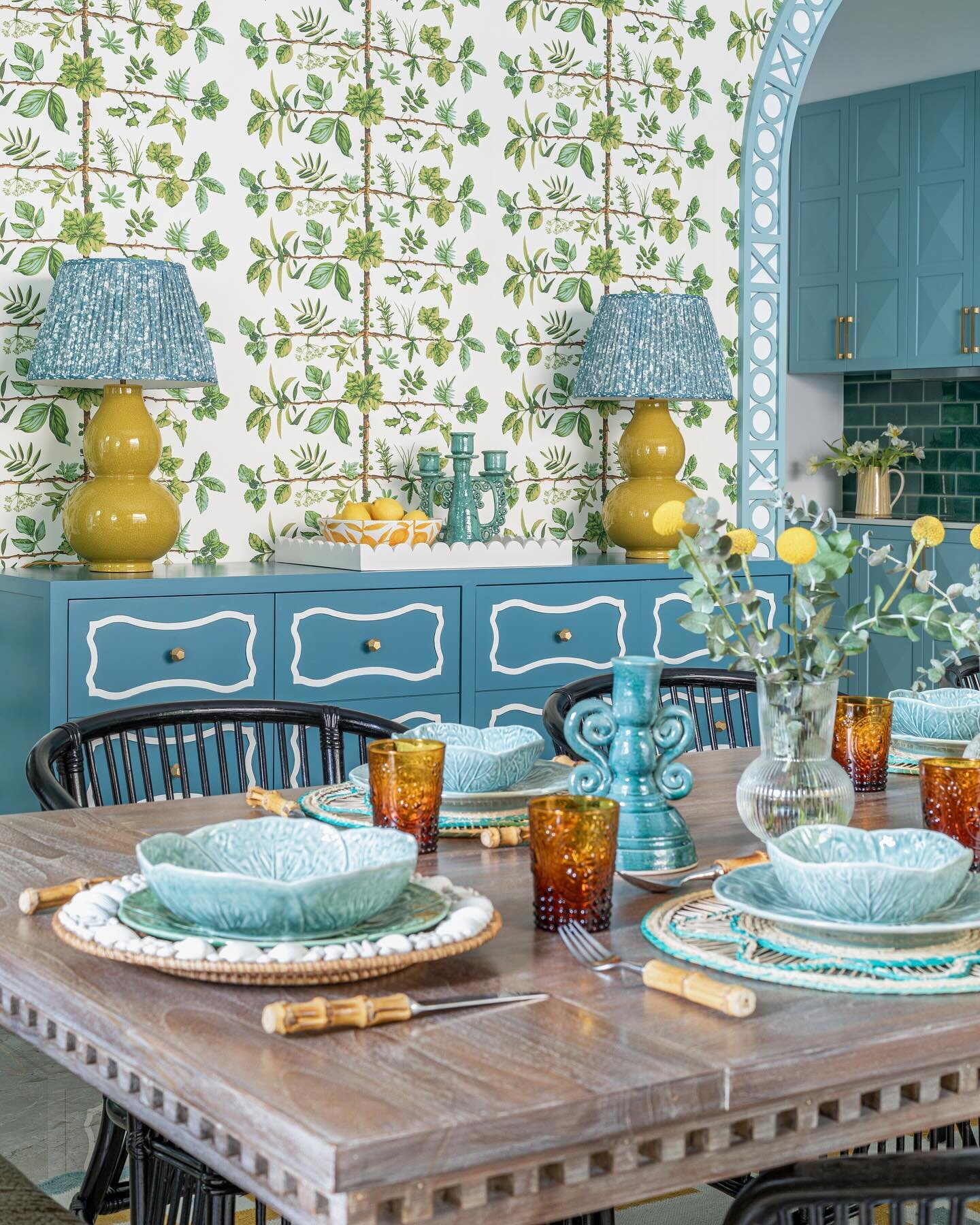 HAPPY EASTER MONDAY ✨🐰✨ Springing into a new month with this fresh and happy dining room we recently designed that sets the scene for a joyous Spring celebration 💙🌼💚

📸 @mo_arpi_studio 

#interiordesign #interiordesignsingapore #diningroom #spri