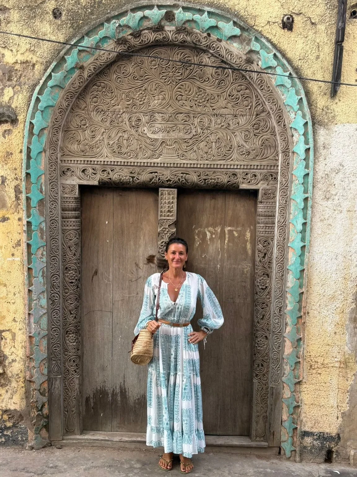Lost in Lamu Part 1 🇰🇪💛💫 So much inspiration on this magical island full of history, soul and incredible houses - some built of coral, some beautifully plastered in sandy tones, makuti roofs, endless arches, fret works, vedaka, and intricately ca