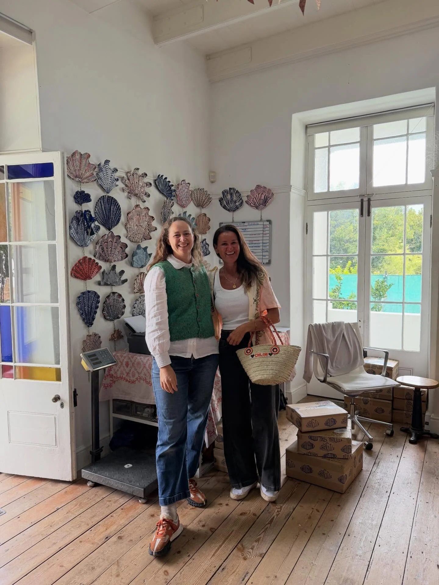 Shello Sunday! 🐚🐚 Having visited the wonderful studio of Lucie De Monyencourt @shellegance in Cape Town recently we are very excited to be selling some of these beautiful handmade ceramic shells to our lovely clients and followers in Singapore. 

F