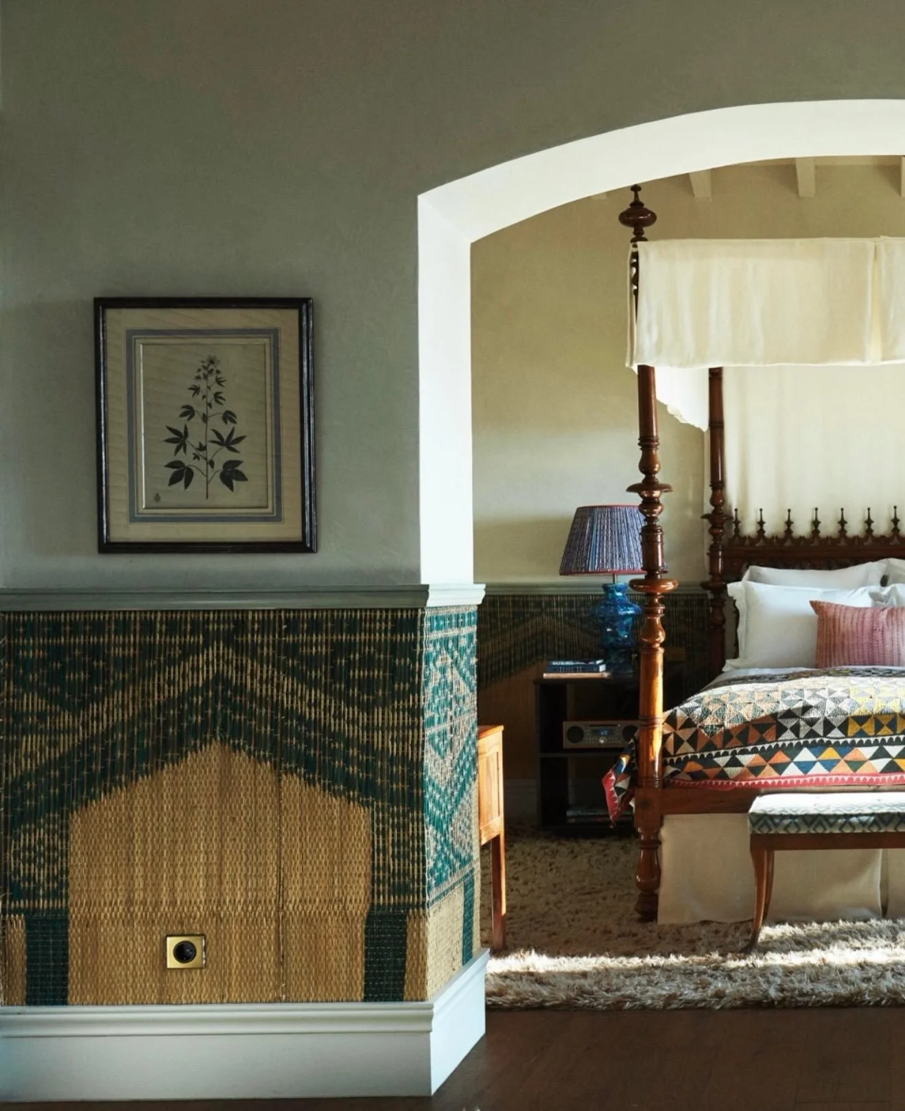 Current obsession - bamboo and rattan wrapped walls 😍 Creating such a tropical warmth and organic texture to interiors. Particularly inspired by the first image from a villa in Mallorca designed by the talented @michaelsmithinc where the natural gra