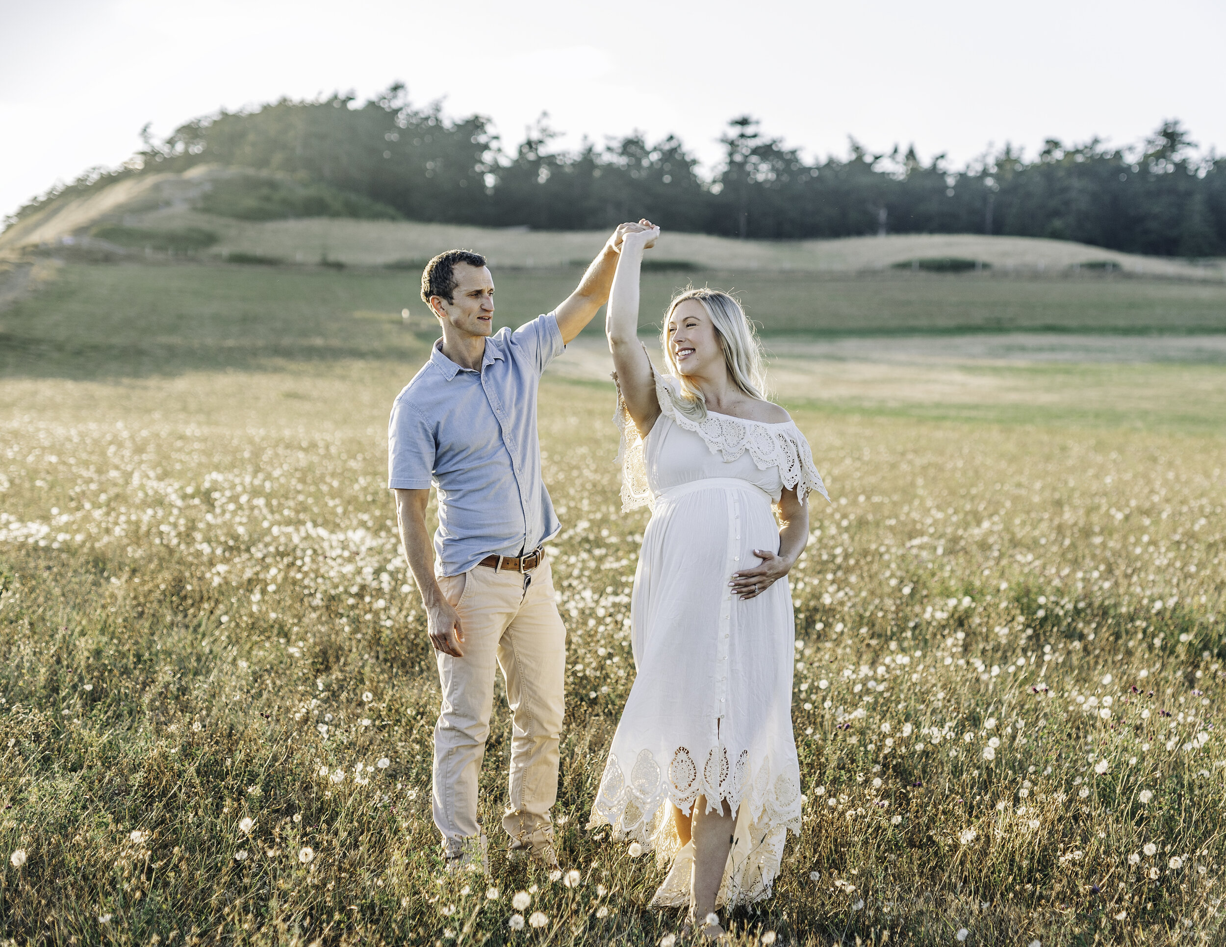 Professional portrait of a couple in a meadow