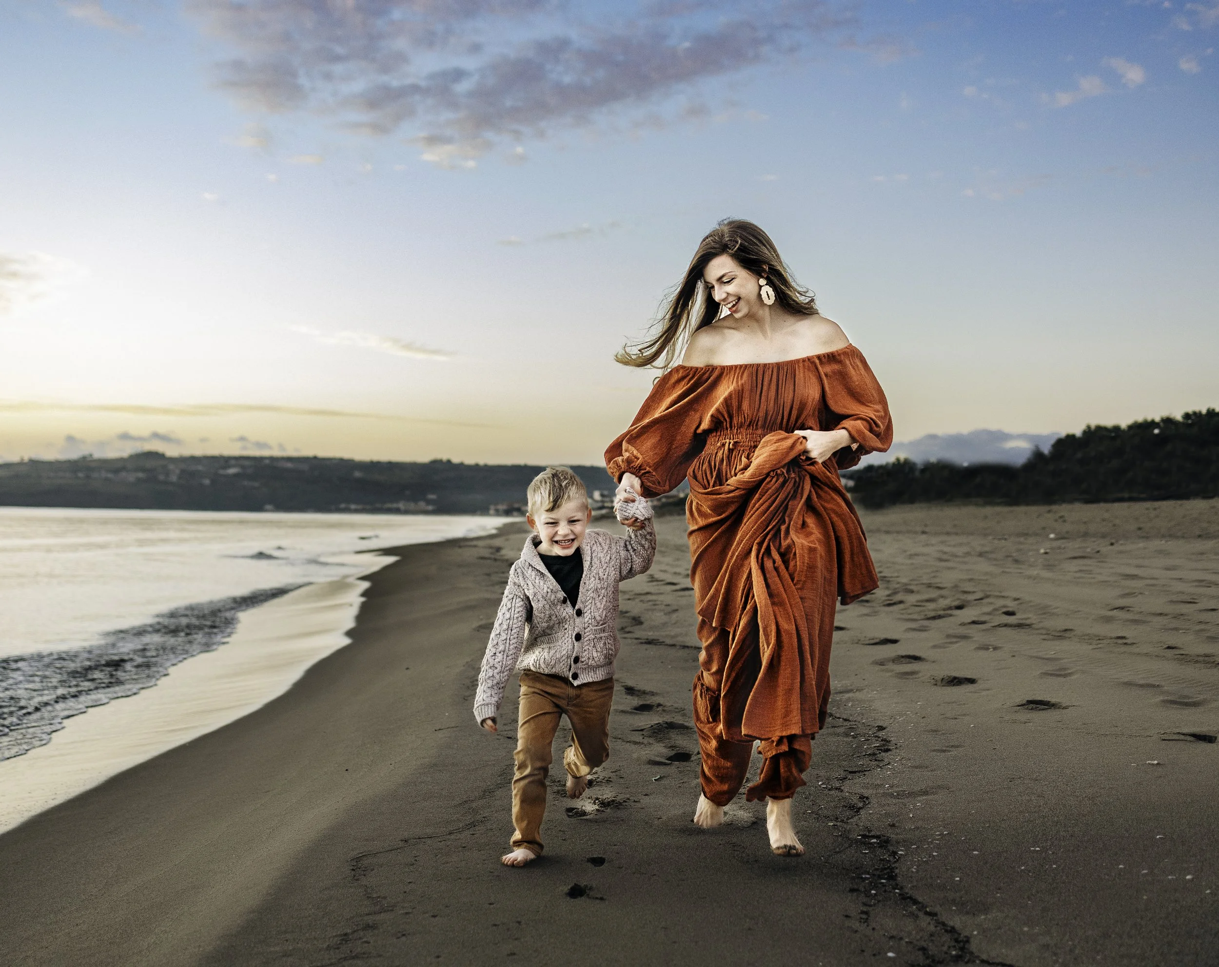 Portraits of a mom running with her son on a beach in Sicily