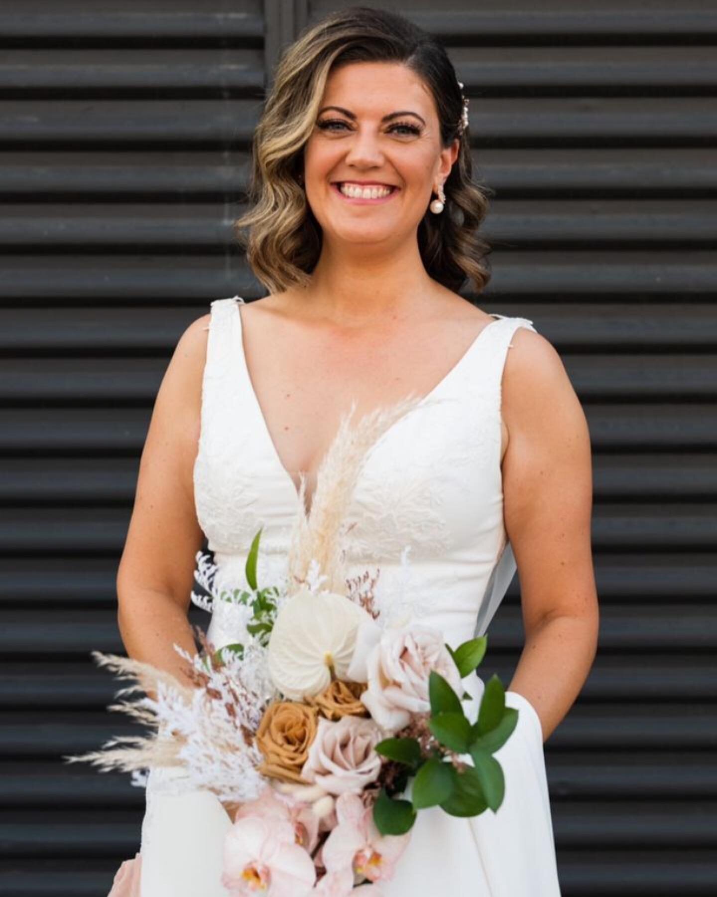 B R I D E 👰🏻
Our beautiful client and friend @julesy_m on her wedding day.
To get her skin ready for her amazing day, we started in October of 2021 to give us time to reach her personal skin goals in 12 months.
💙
5 Skin Needling treatments
2 Med