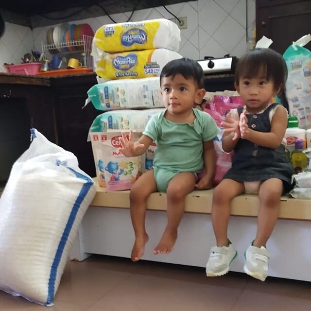 BFFs Andre and Amara say thank you to Elkin from Bali Bagus for this huge delivery. Wishing everyone near and far a happy and healthy weekend. 🥰