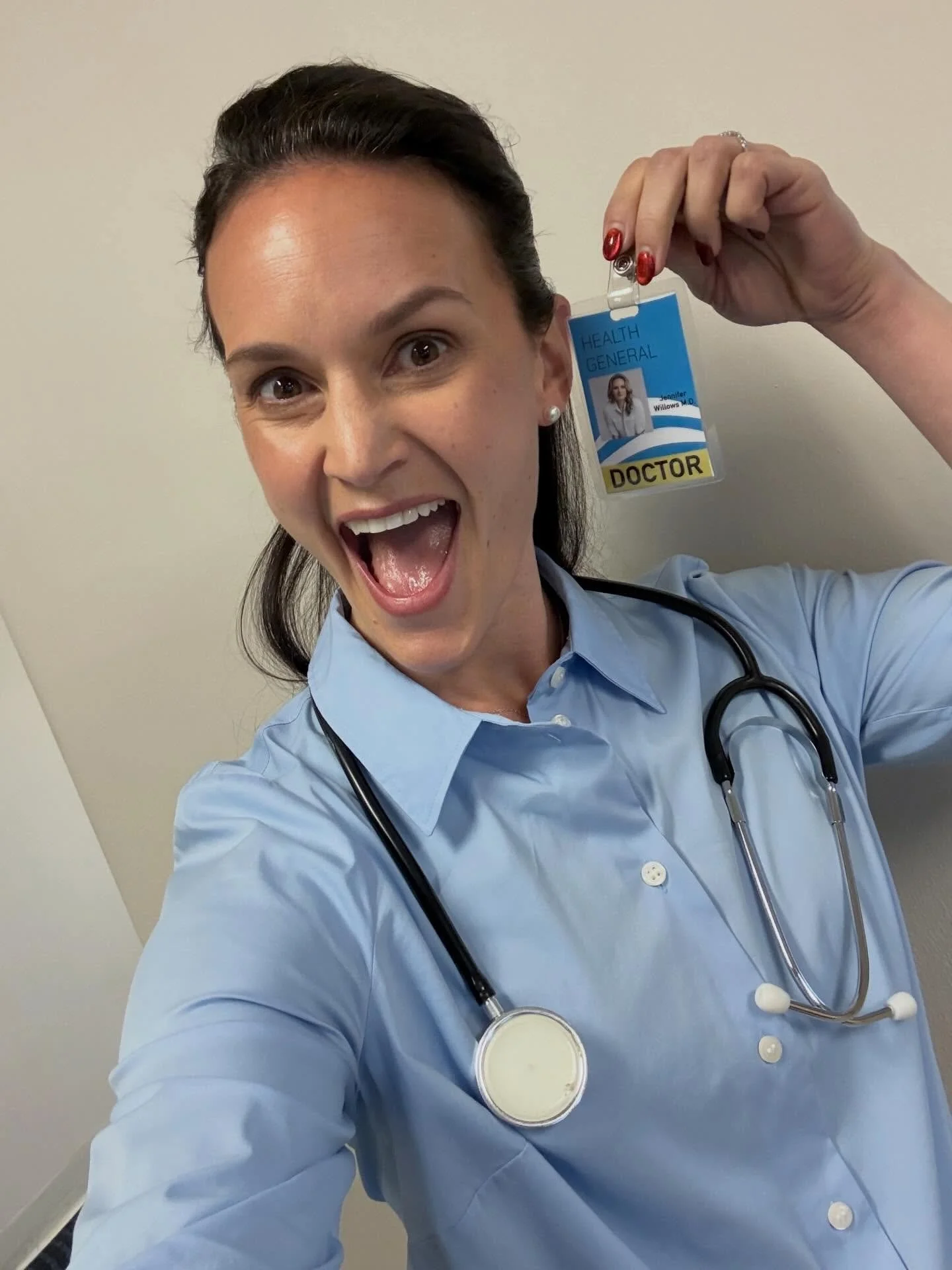 Wrapped up 2025 with a Florida commercial booking! 🎥 Two day solo road trip to Miami! First night away from my girl, but those two did just fine. 💛

@cathysandrich I look like a trustworthy Doctor right? 👩🏻&zwj;⚕️😉