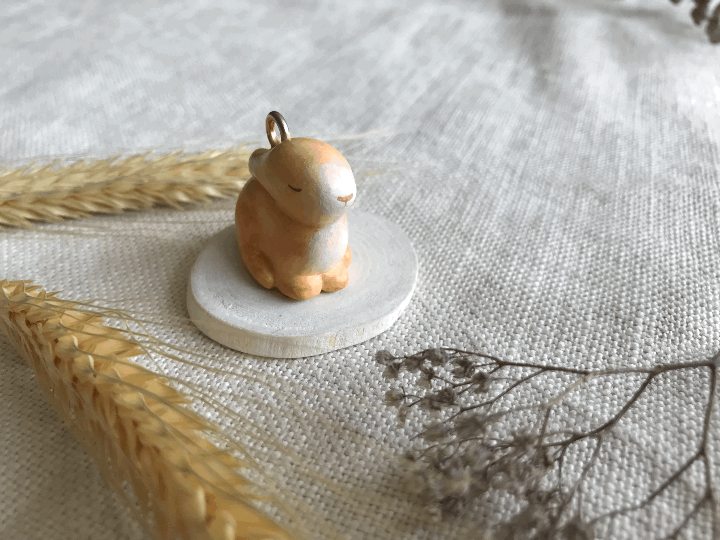 Petite sculpture-pendentif Lapin 1