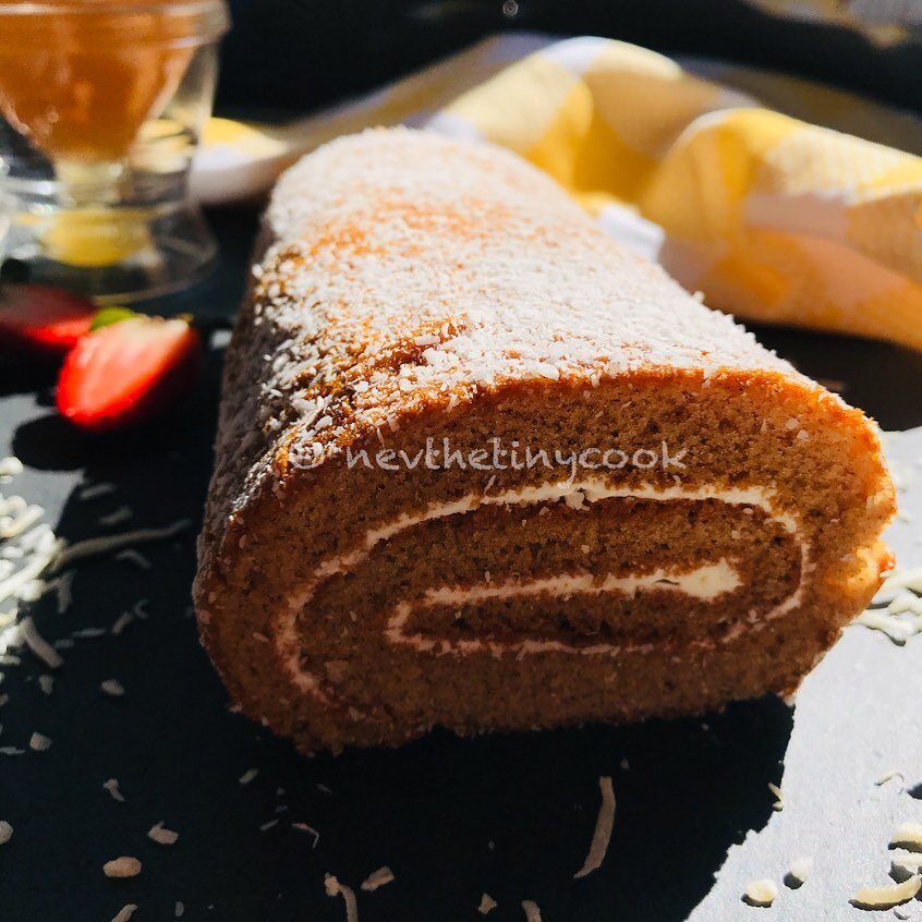 Honey roll cake, for you to bee good 🐝 🍯🤤 
Ballı baharatlı rulo pasta, i&ccedil;ine girip koklaya koklaya uyumak istersin 🐝🤤

#rollcake #swissroll #cake #dessert #honey #spice #food #cook #bake #baker #baking #freshlybaked #foodphotography #food