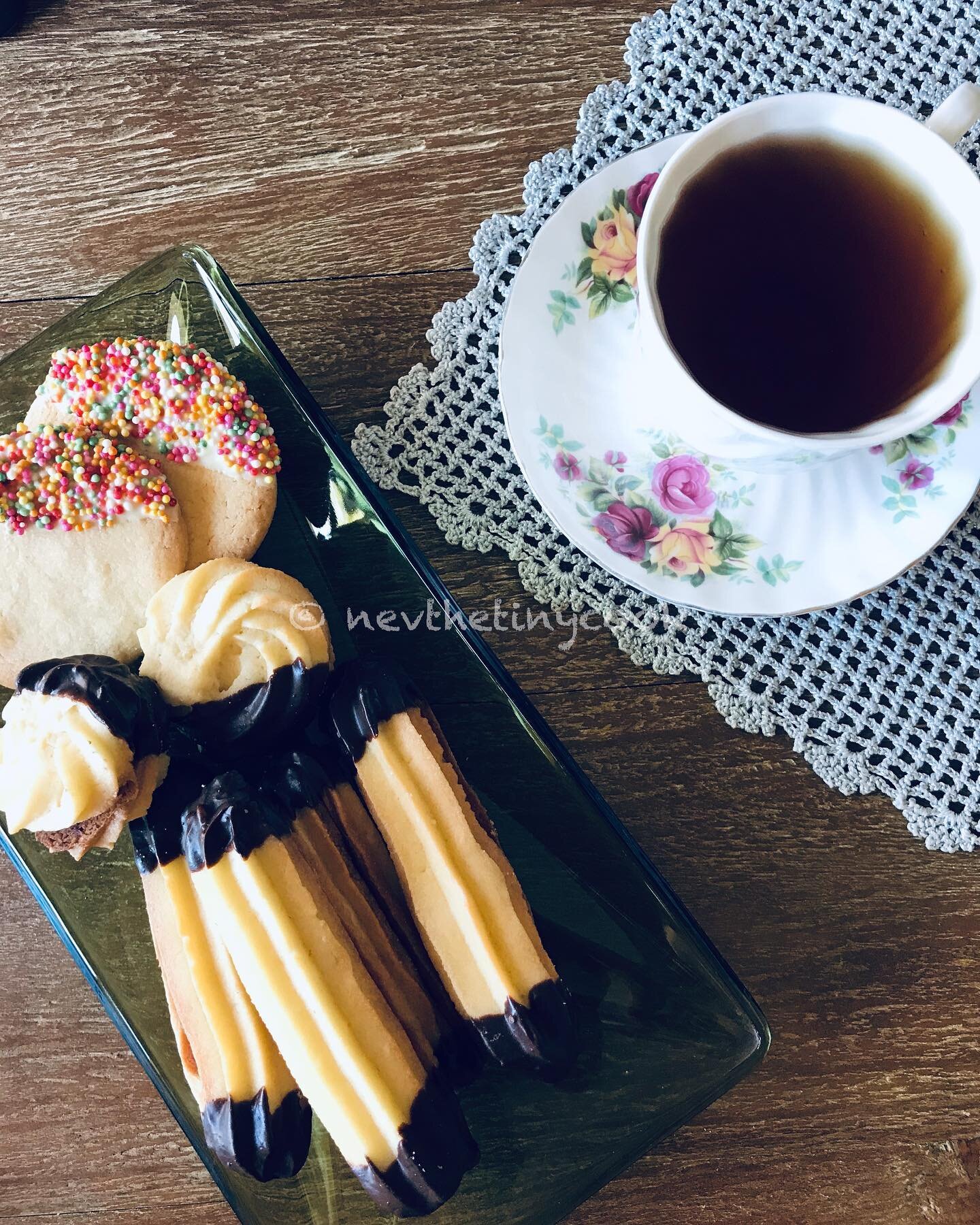 Viennese and shortbread 💓 Aren&rsquo;t they giving you those nostalgic patisseries atmosphere and simplicity? Well at least for me 😊These were the biscuits that we used to buy if we were visiting our friends, family and a tea offer follows the bisc