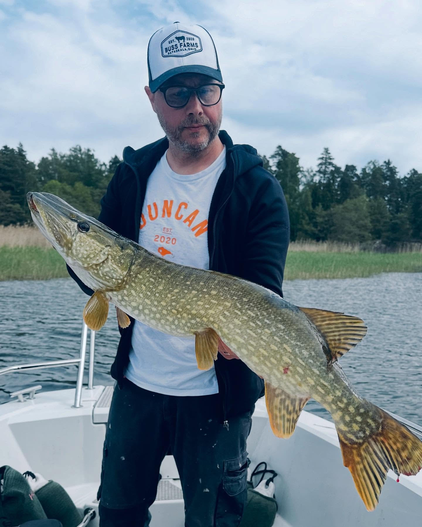 H&auml;rligt med lite st&ouml;rre fisk i hemmavatten. 92 cm sk&auml;rg&aring;rdsg&auml;dda p&aring; en Duncan B&auml;ck.