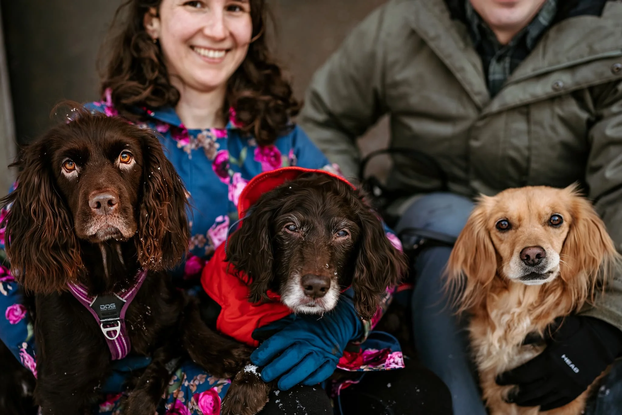 Parporträtt med hund utomhus fångat av professionell fotograf