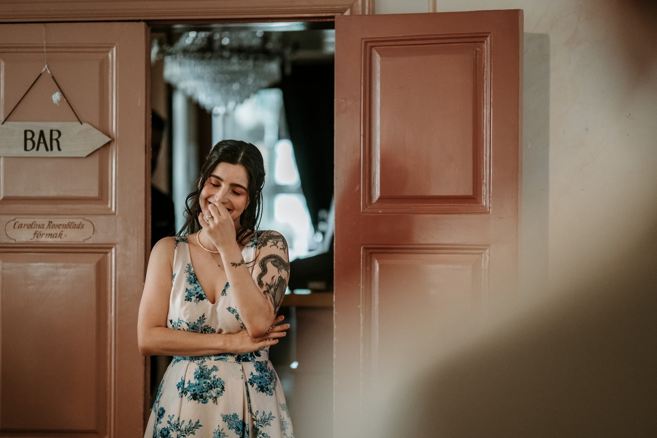 A smiling woman at a wedding photo shoot in Stockholm