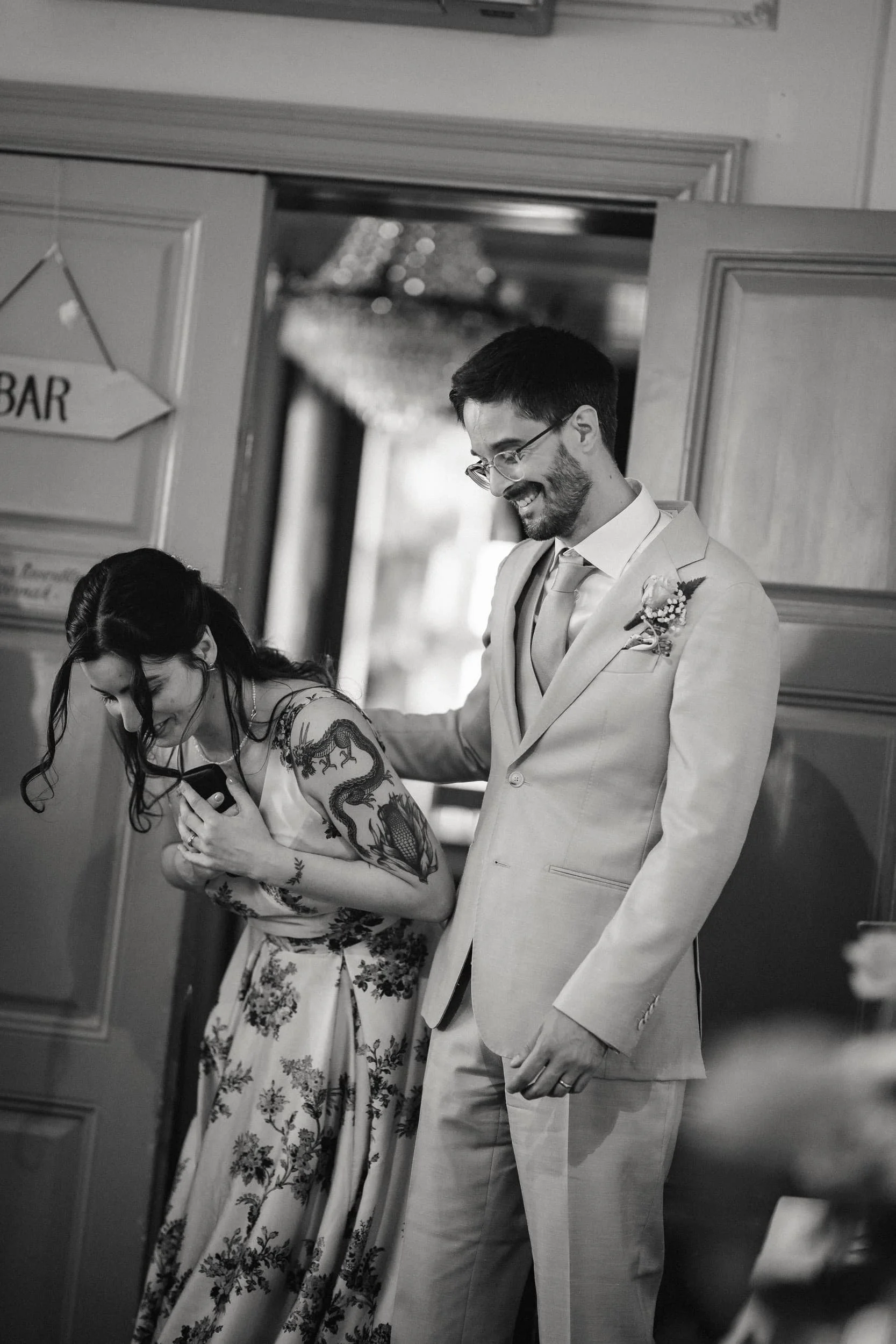 A black and white photo of a bride and a groom at a wedding at Kumla herrgård near Stockholm