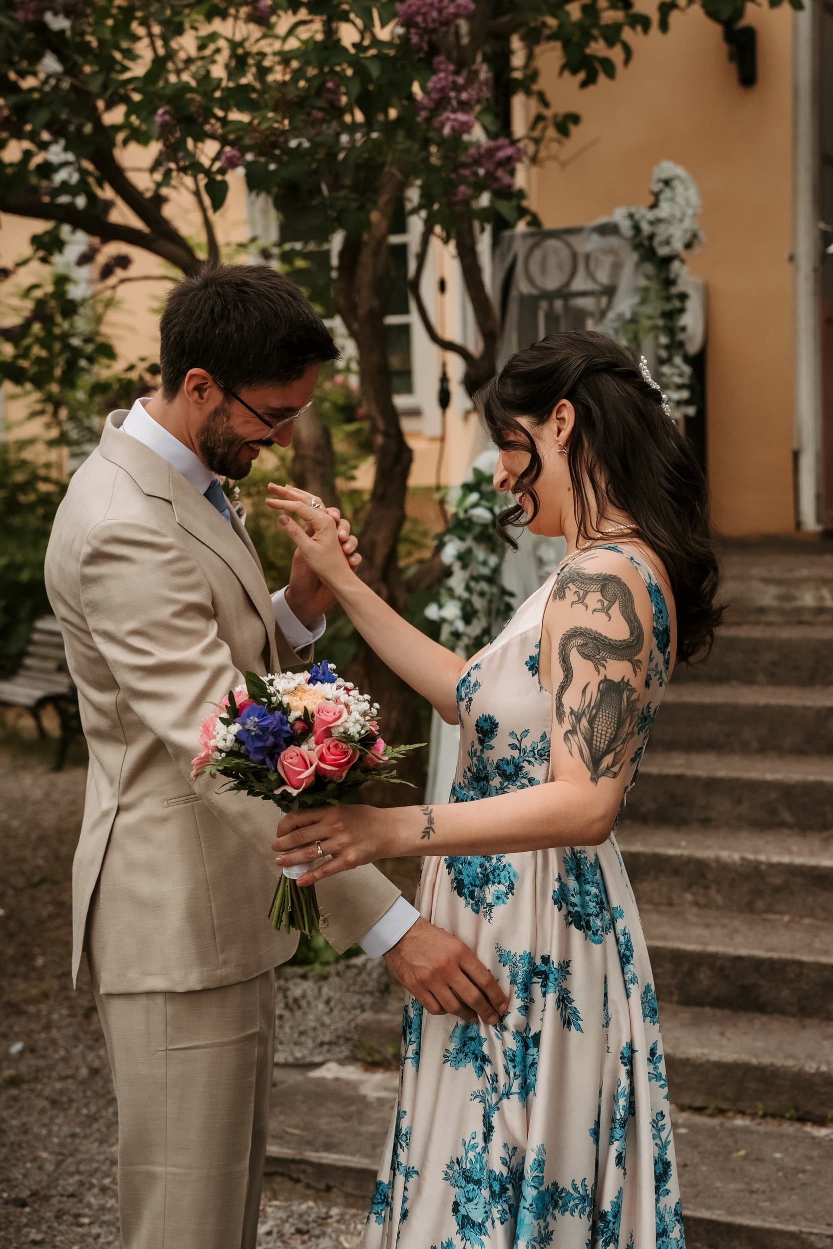 A smiling couple at a wedding photo shoot in Stockholm