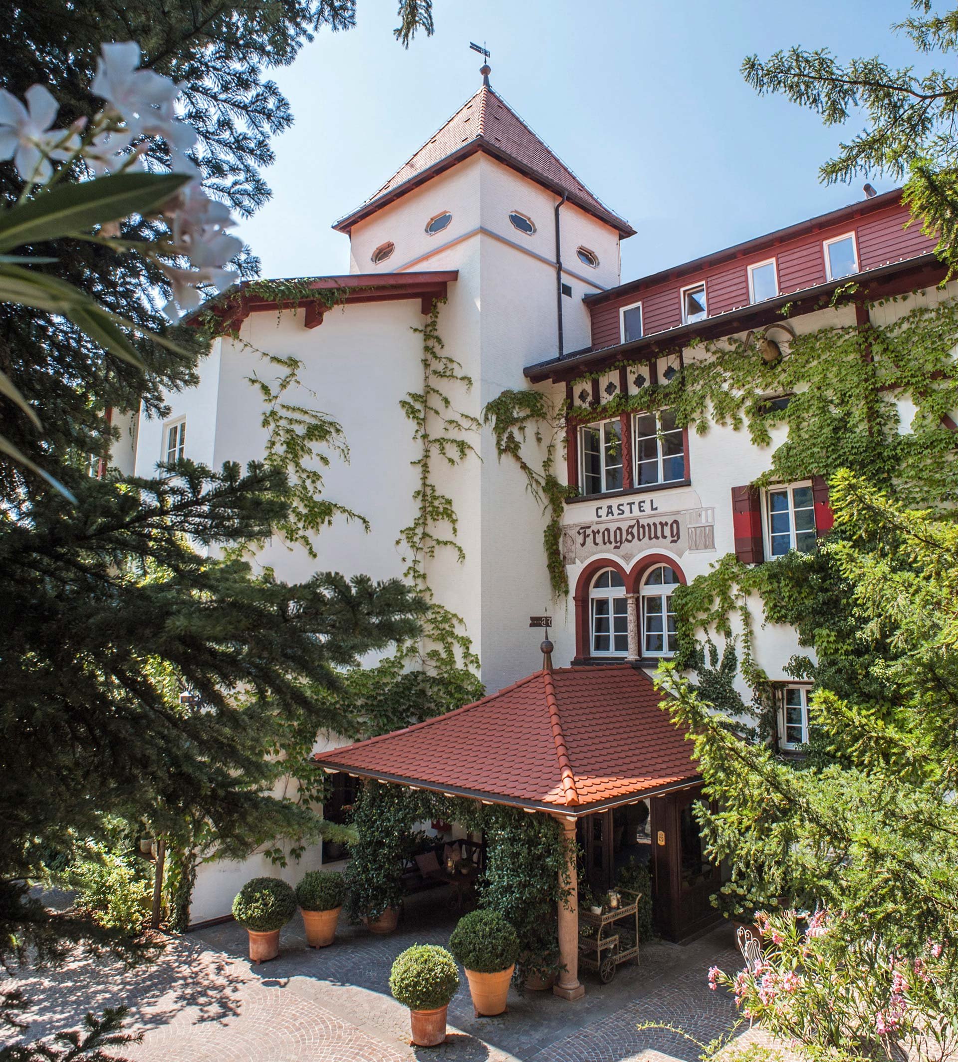 Hotel-Castel-Fragsburg-luxurioese-Suite-in-Suedtirol-08.jpeg