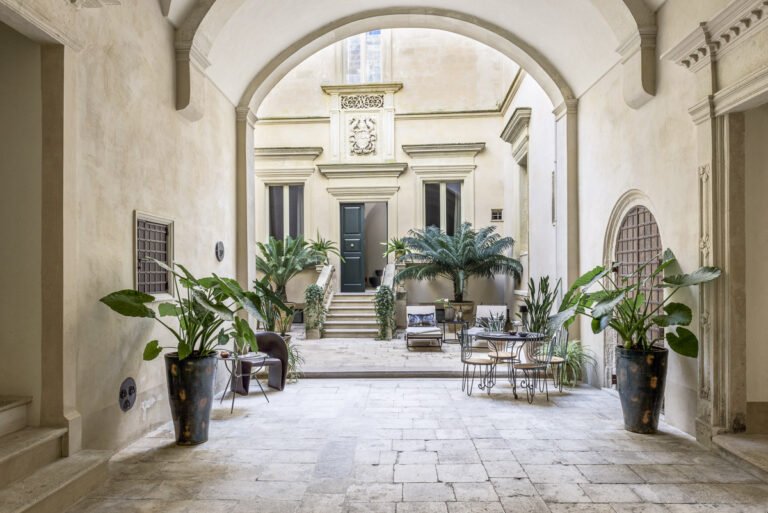 Palazzo_Maresgallo_-_dimora_storica_-_b_b_-_luxury_-_Lecce_-_Salento_-_Holiday_-_vacanza_-_androne-768x513.jpeg