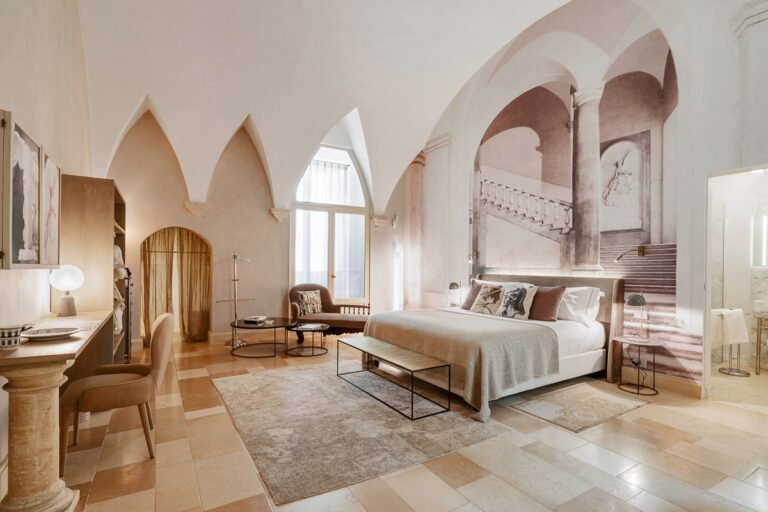 Palazzo_Maresgallo_-_dimora_storica_-_b_b_-_luxury_-_Lecce_-_Salento_-_Holiday_-_vacanza_-_Junior_Suite_Venus_-_bedroom-768x512.jpeg